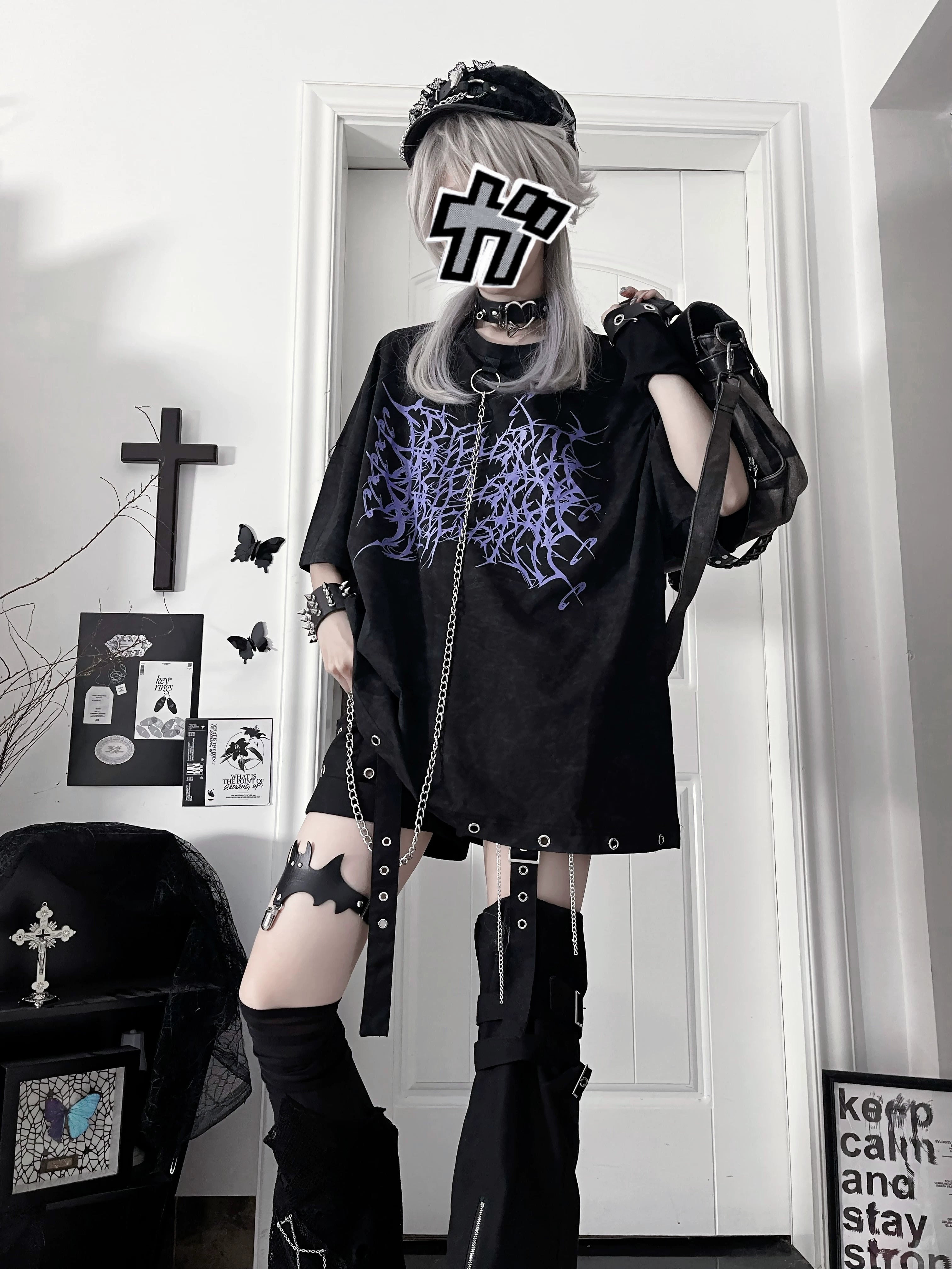 Jirai Kei oversized purple thorn print t-shirt with detachable chain and bat-shaped thigh decoration, full-body gothic aesthetic view