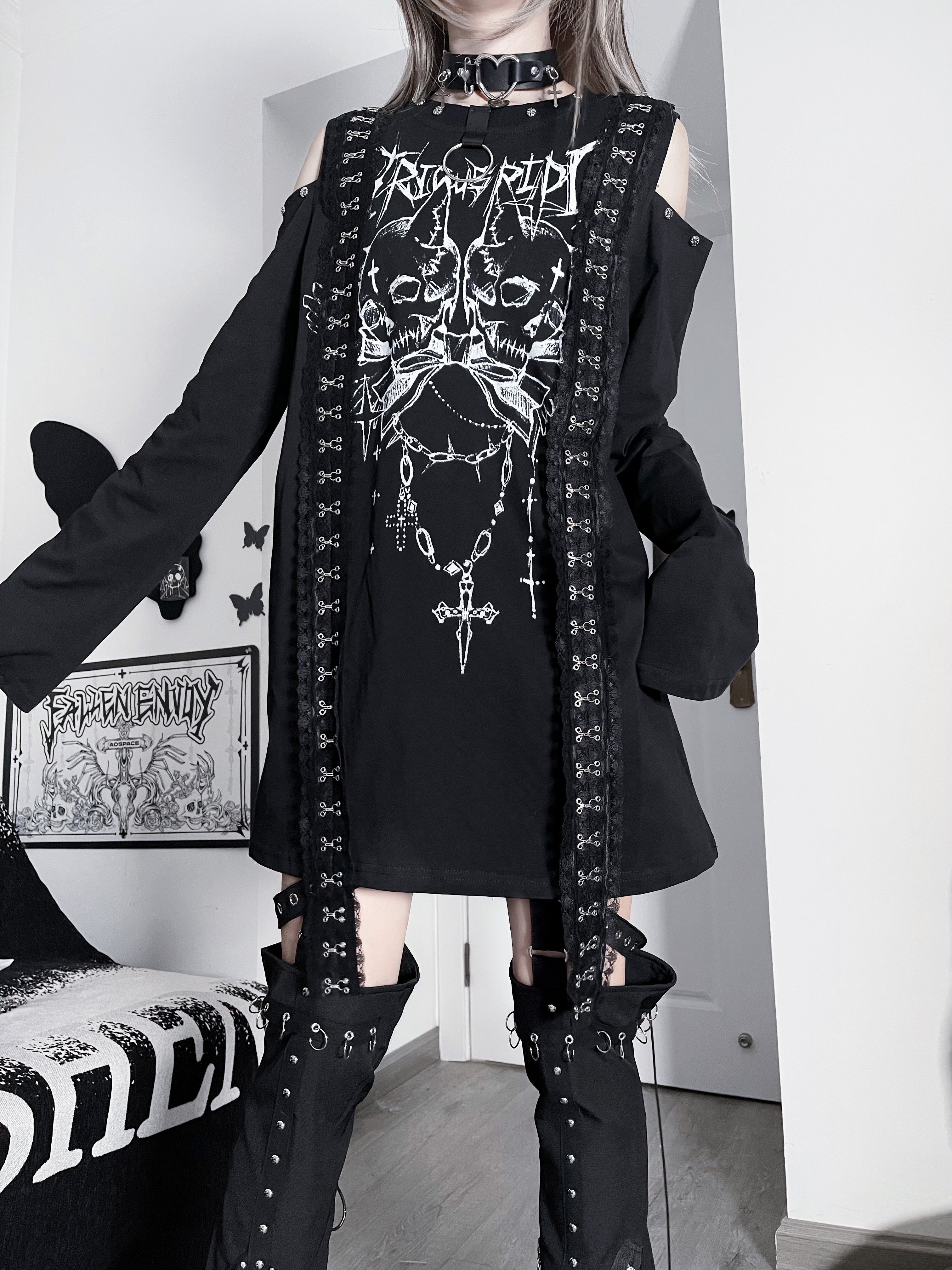 Black-white cold-shoulder gothic dual skull t-shirt with cross strap details front view jirai kei