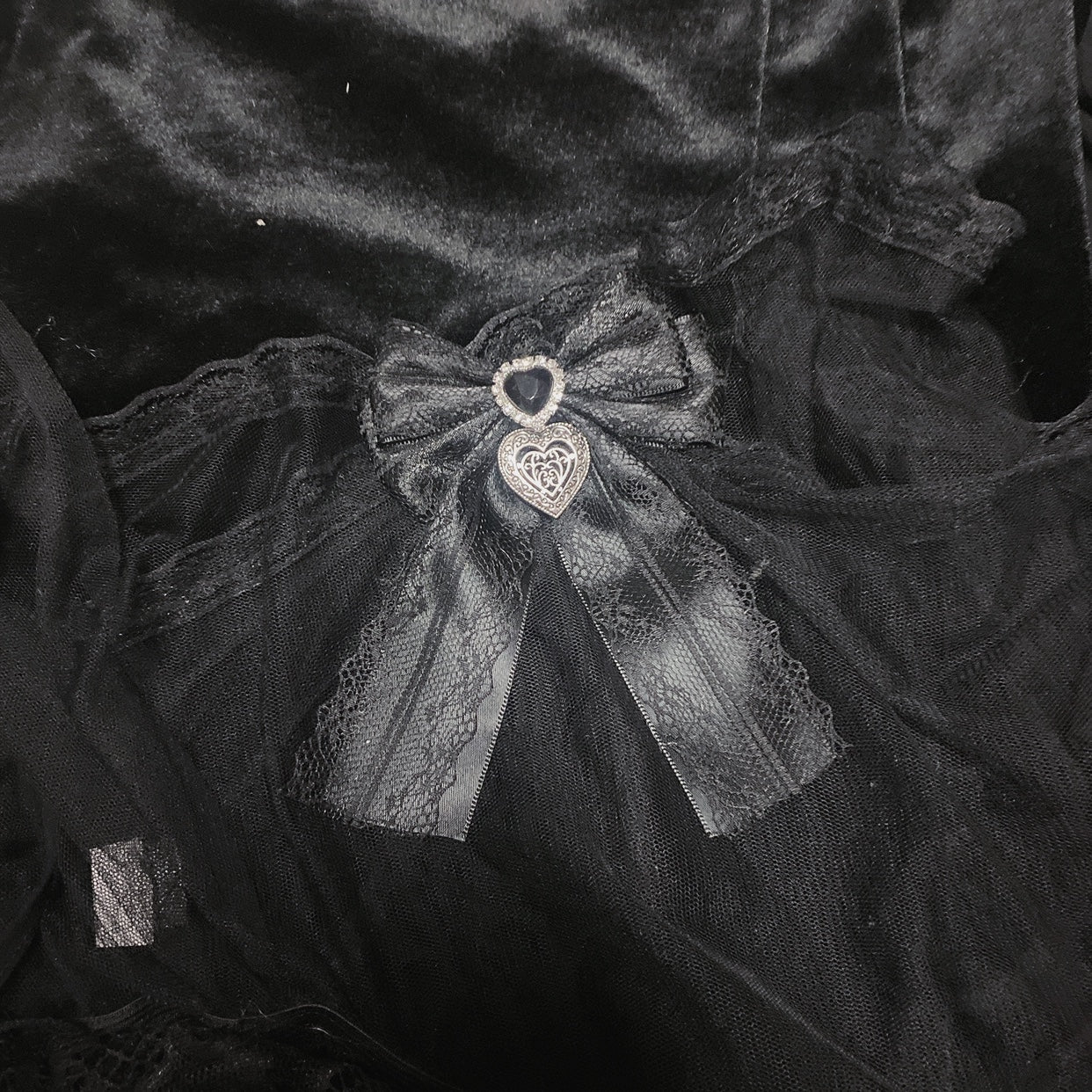 Black love pendant Jirai Kei bow collar clip with lace trim and dual heart rhinestone decorations on black velvet fabric