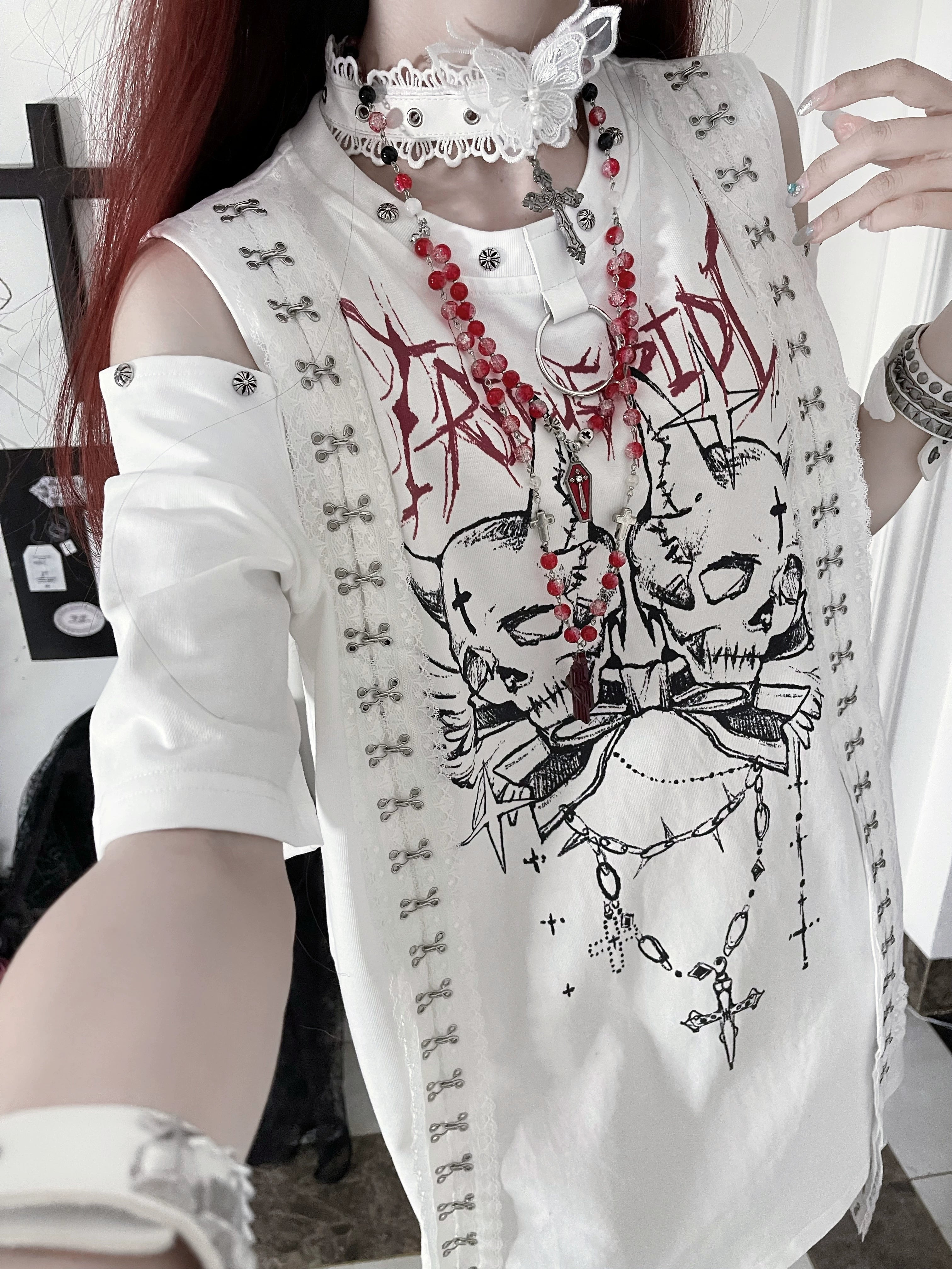 White jirai kei cold-shoulder t-shirt red gothic print rivet-decorated cut-out shoulders close-up selfie