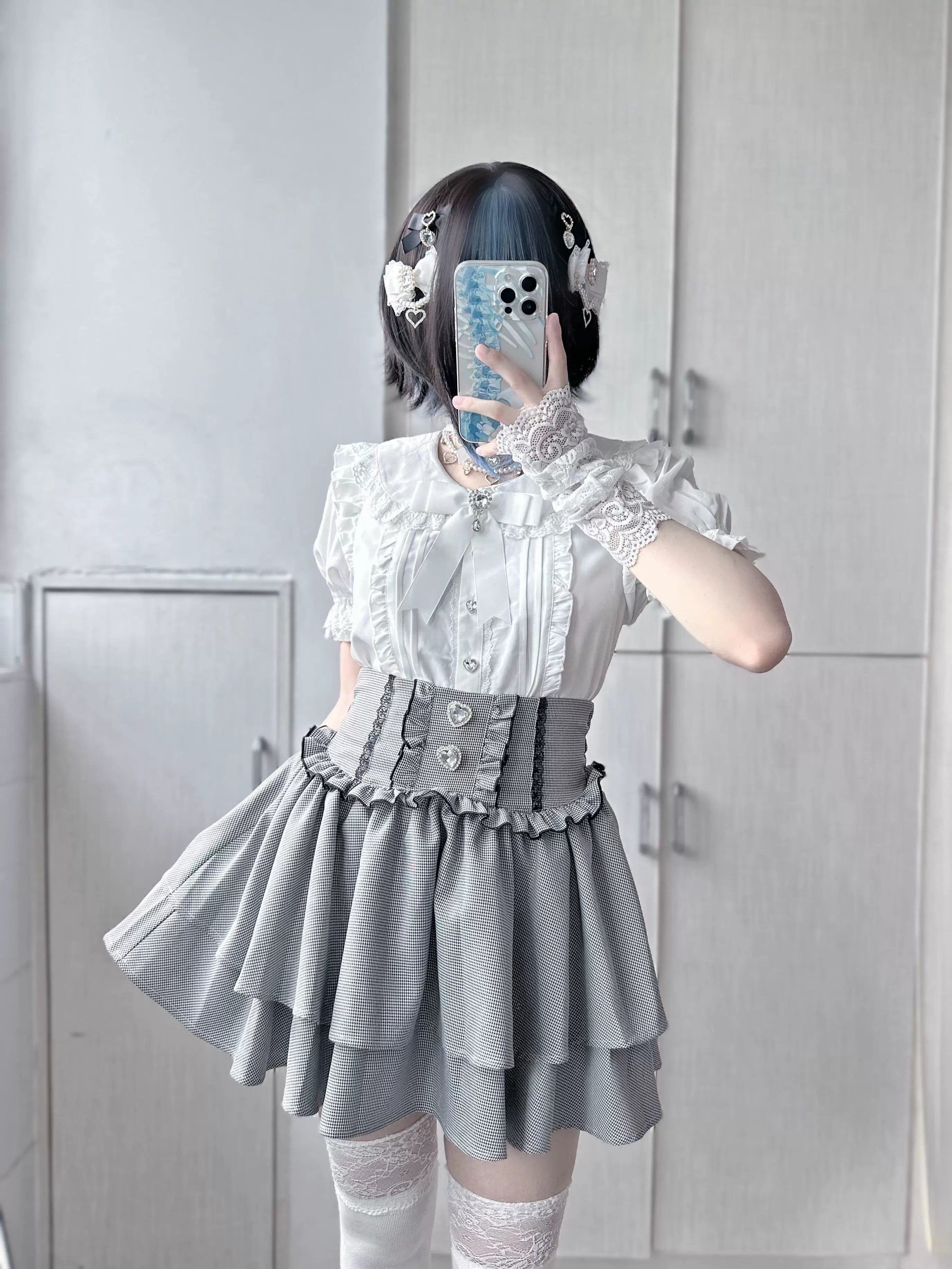 Black and white plaid jirai kei tiered skirt size guide display, three size options with complete measurements, fitting recommendations
