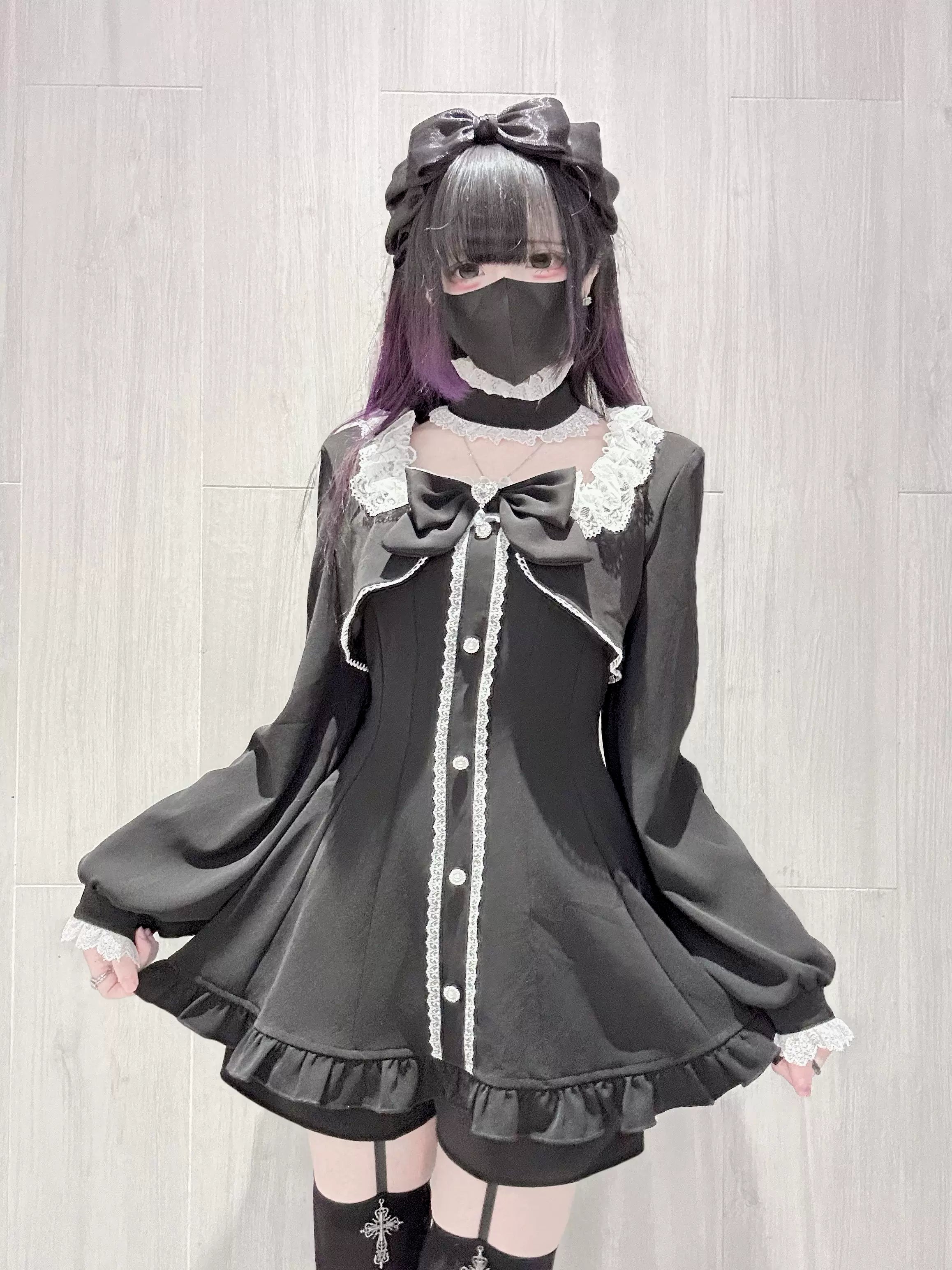 Jirai Kei dress and shorts complete outfit showing all included items: dress, shorts, chest bow, and choker necklace laid flat