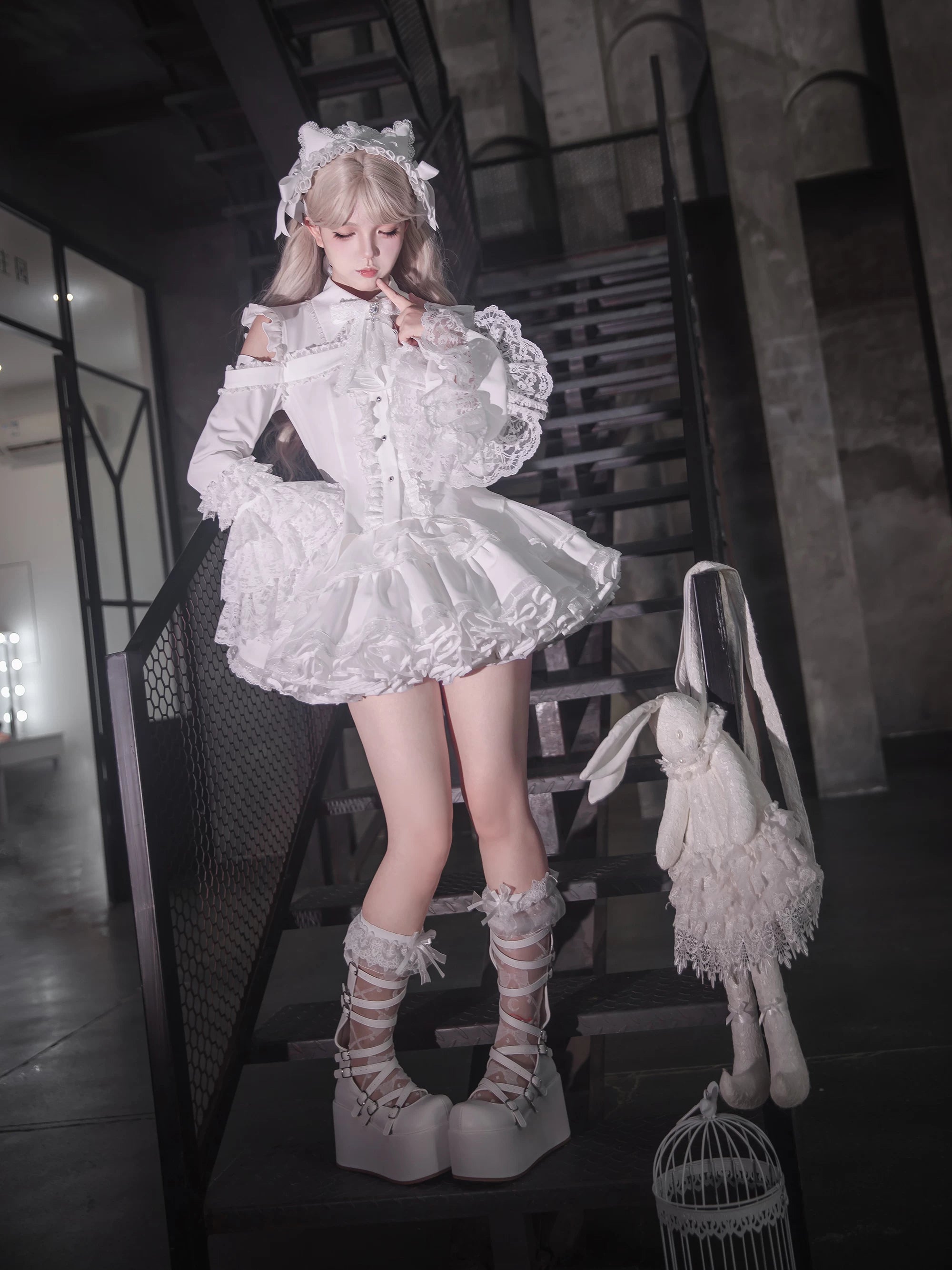 Multi-layer hime sleeves voluminous bell-shaped lace layering jirai kei gothic lolita blouse movement detail