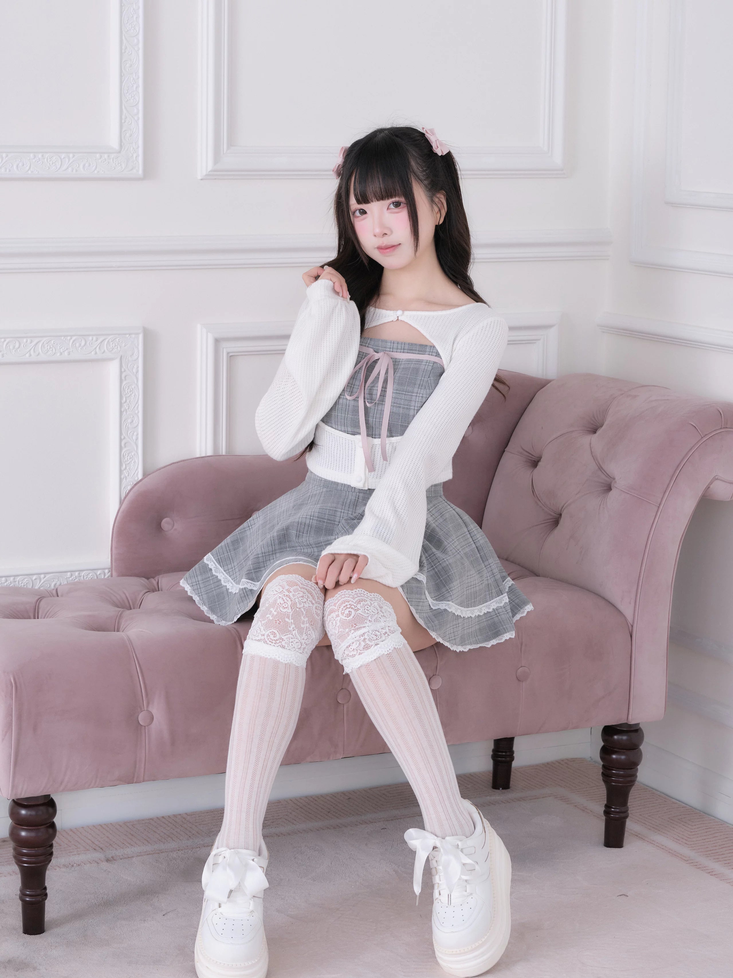 Sweet lolita Jirai Kei Ryousangata dress back view - lace trim, A-line silhouette, grey plaid pattern detail