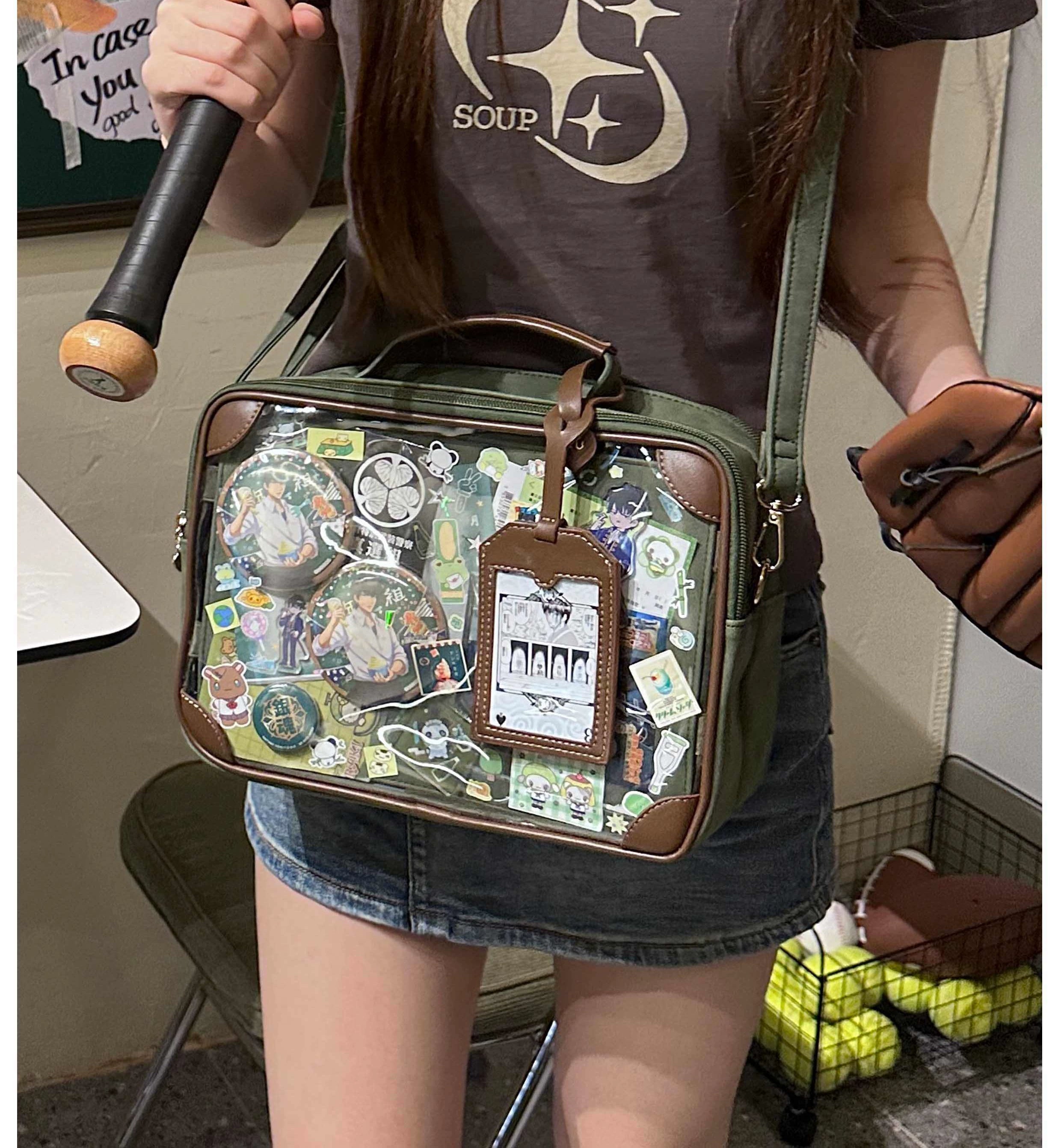 Jirai kei vintage itabag carrying method crossbody wear casual lifestyle anime character display outdoor portable collection