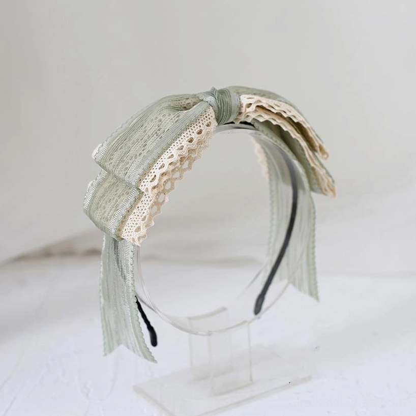 Basic matcha green Jirai Kei hair clasp with elegant lace detailing, perfect for securing delicate hairstyles in romantic alternative fashion aesthetic