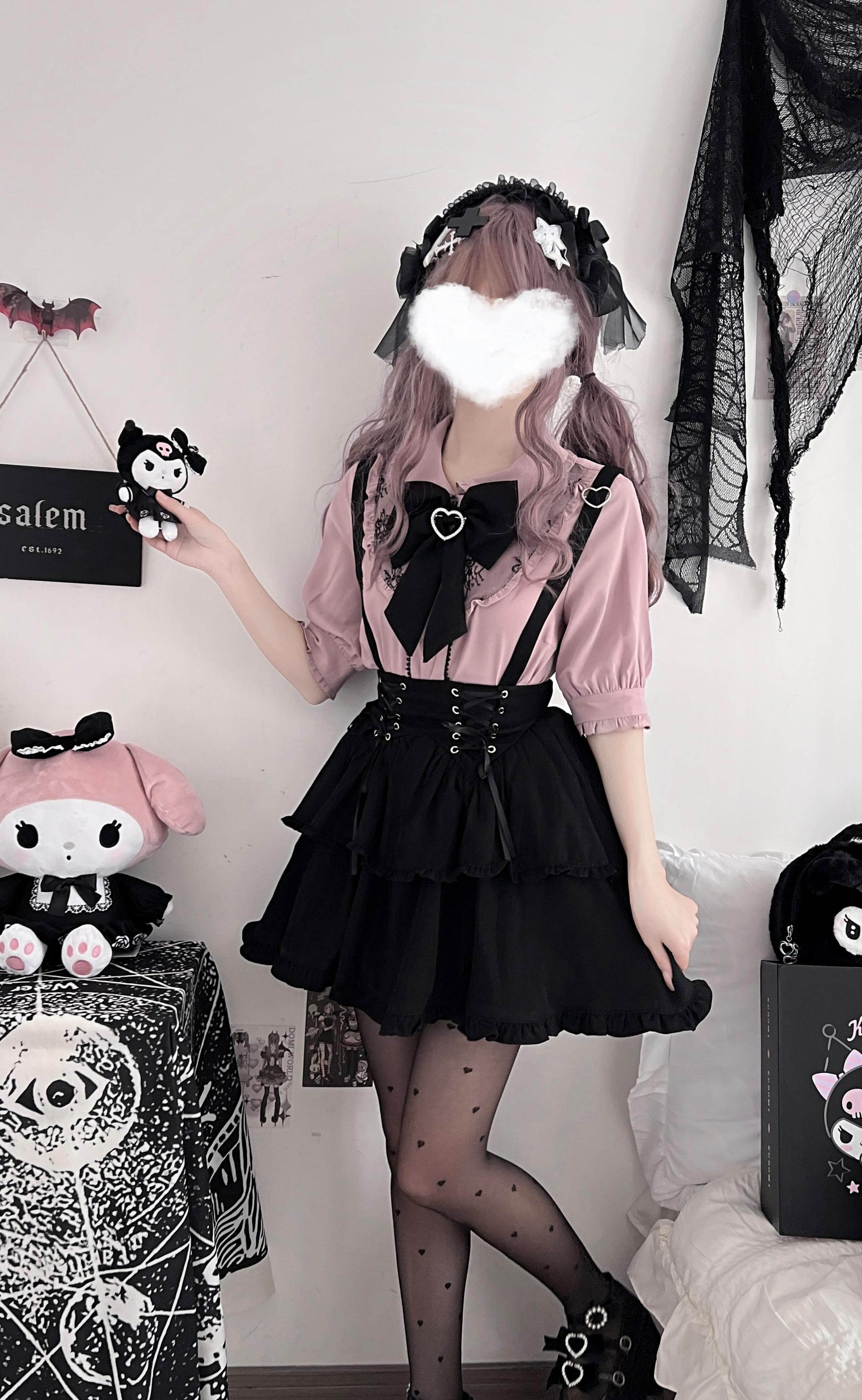Casual Jirai Kei side-view outfit with long-haired model, hairband accessory, black tiered ruffled skirt, pink lace-up details, matching hair bow, gothic room setting