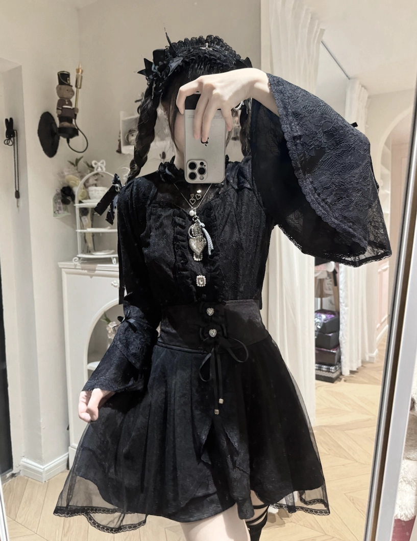 Black jirai kei two-piece outfit lace blouse tulle skirt gothic lolita aesthetic