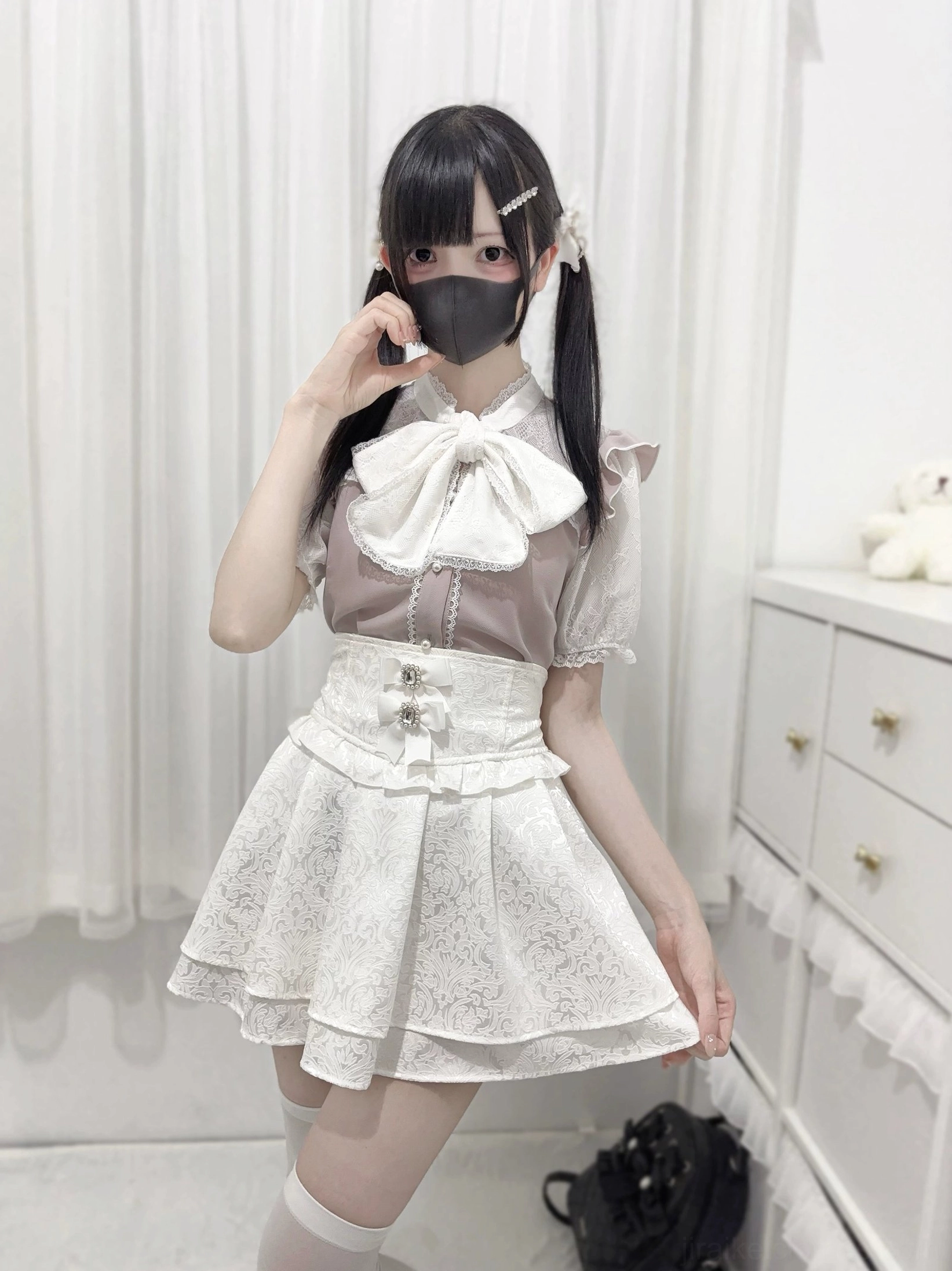 Black Jirai Kei skirt elasticated waistband fit adjustment high-waist cut flattering silhouette detail