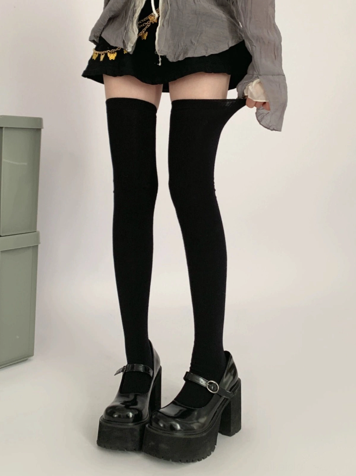 Black over-the-knee socks front lower-body pulling side cuff model gray coat black skirt platform Mary Janes
