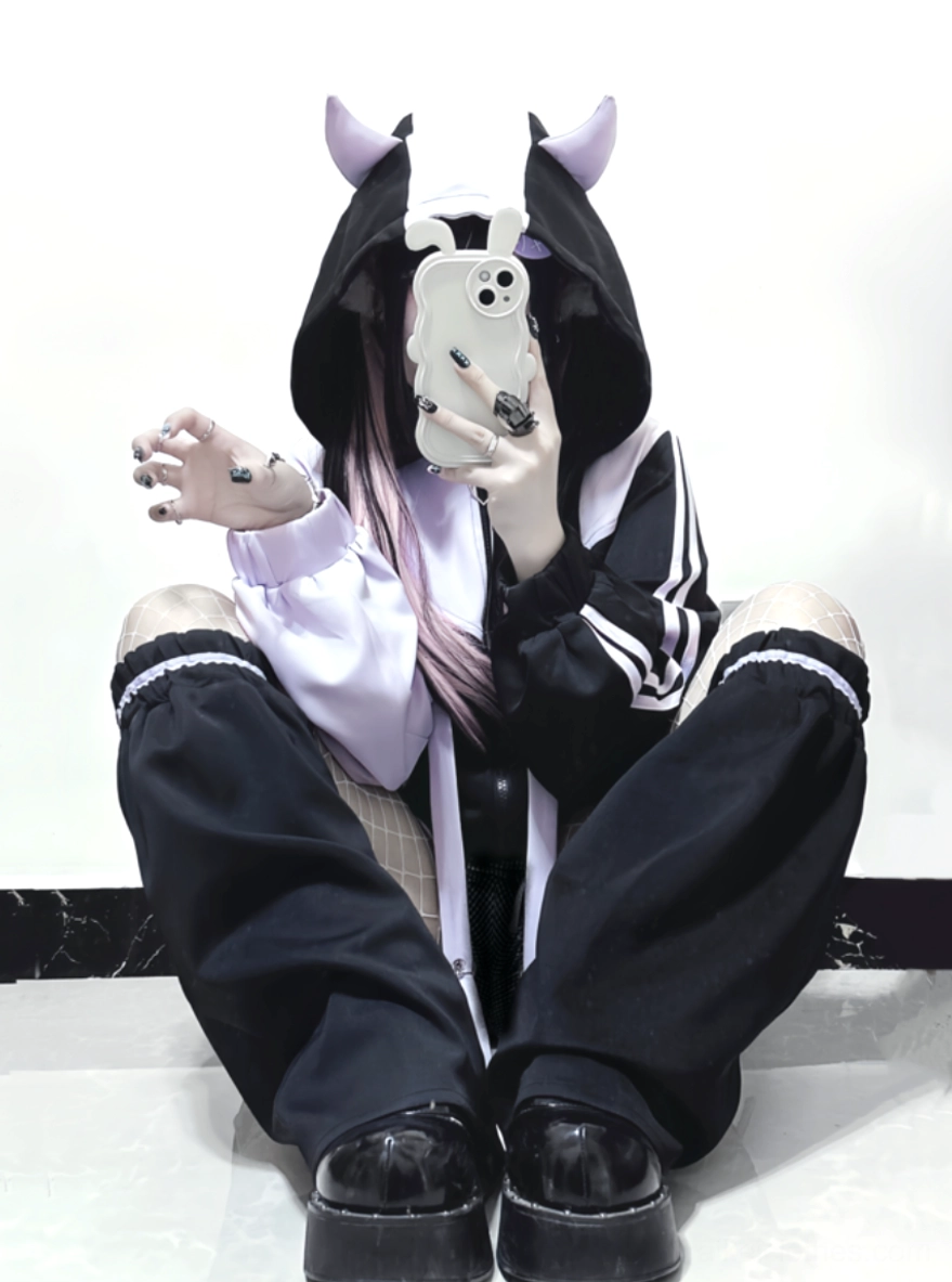 Black-purple color-block arrangement on Tenshi Kaiwai Jirai Kei hooded jacket showing nocturnal mystique aesthetic and precise color separation