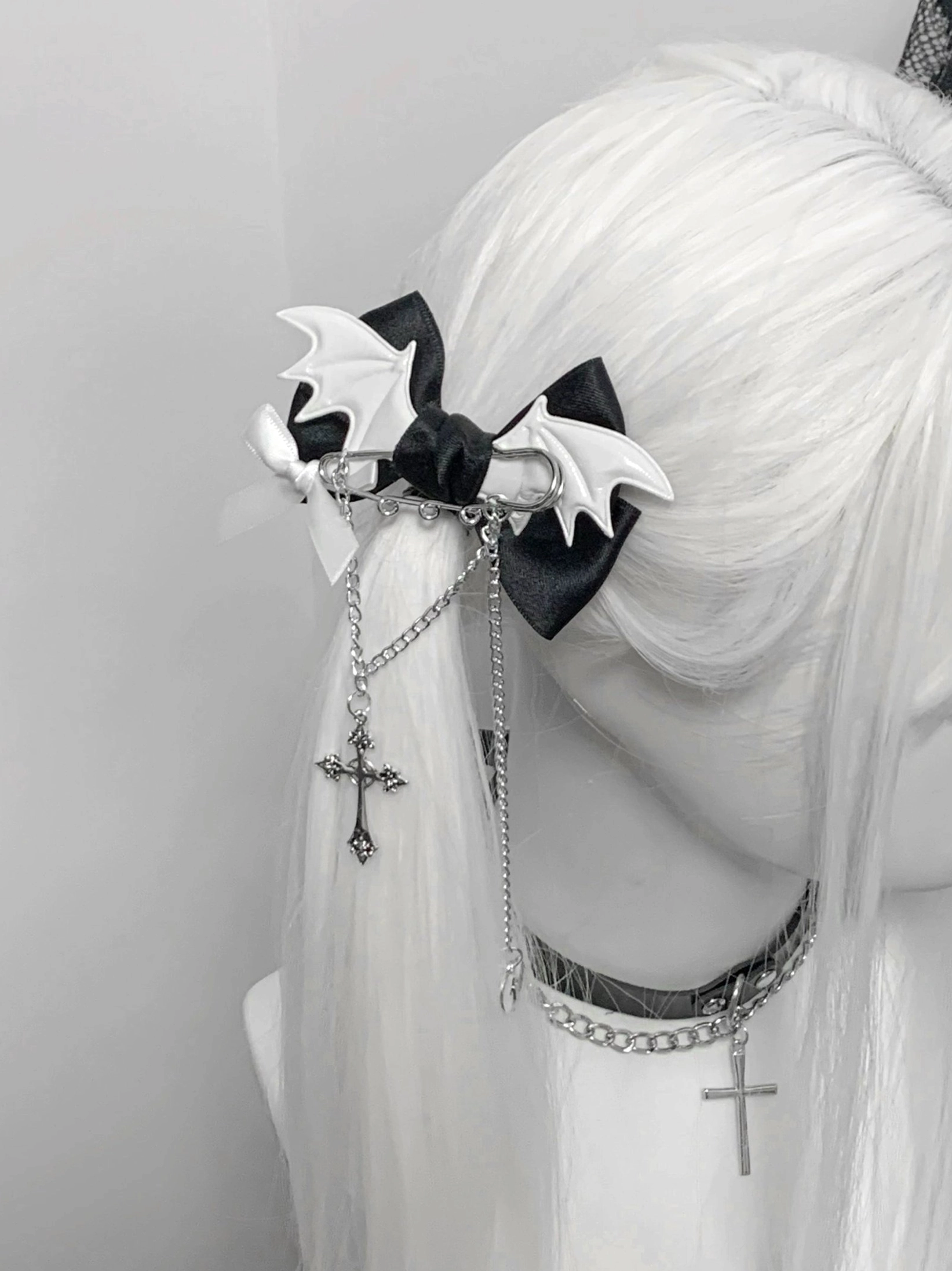 Black-white winged cross bat bow hair clip detailed product display - Jirai Kei subculture two-tone hair accessory styling piece