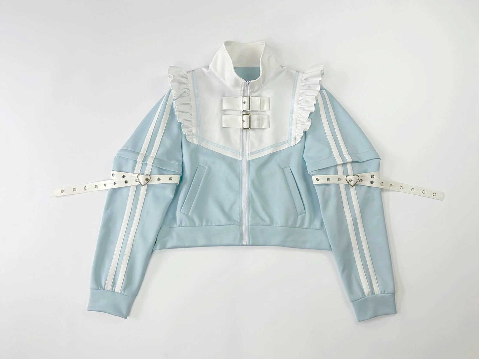 Casual Y2K street style detachable sleeves removed wings modern Jirai Kei fashion understated vibe