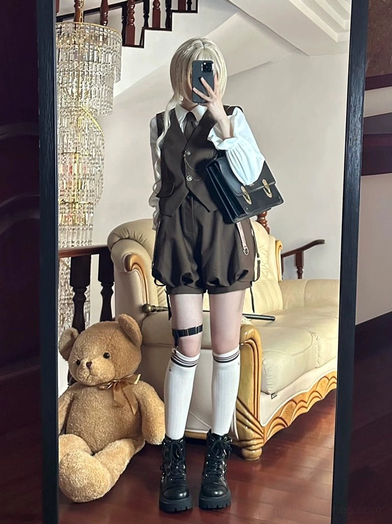 Ouji Lolita detective set styling inspiration with accessory coordination including argyle knee-high socks, vintage brooches, pocket watch chains, and alternative fashion community aesthetic options