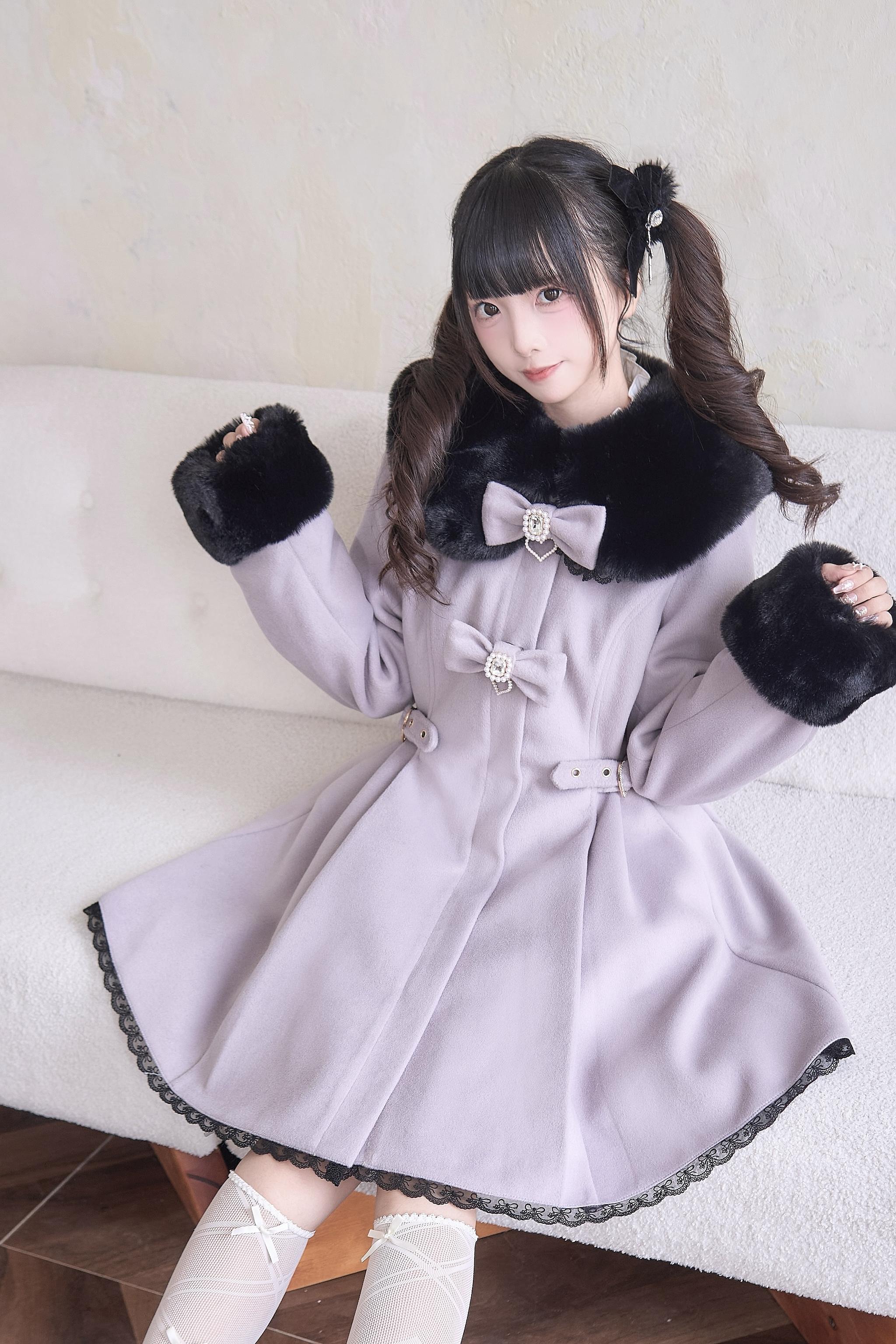 Jirai Kei Landmine Winter Coat Fur Collar Close-up Detail - Detachable Black Fur Collar Premium Texture