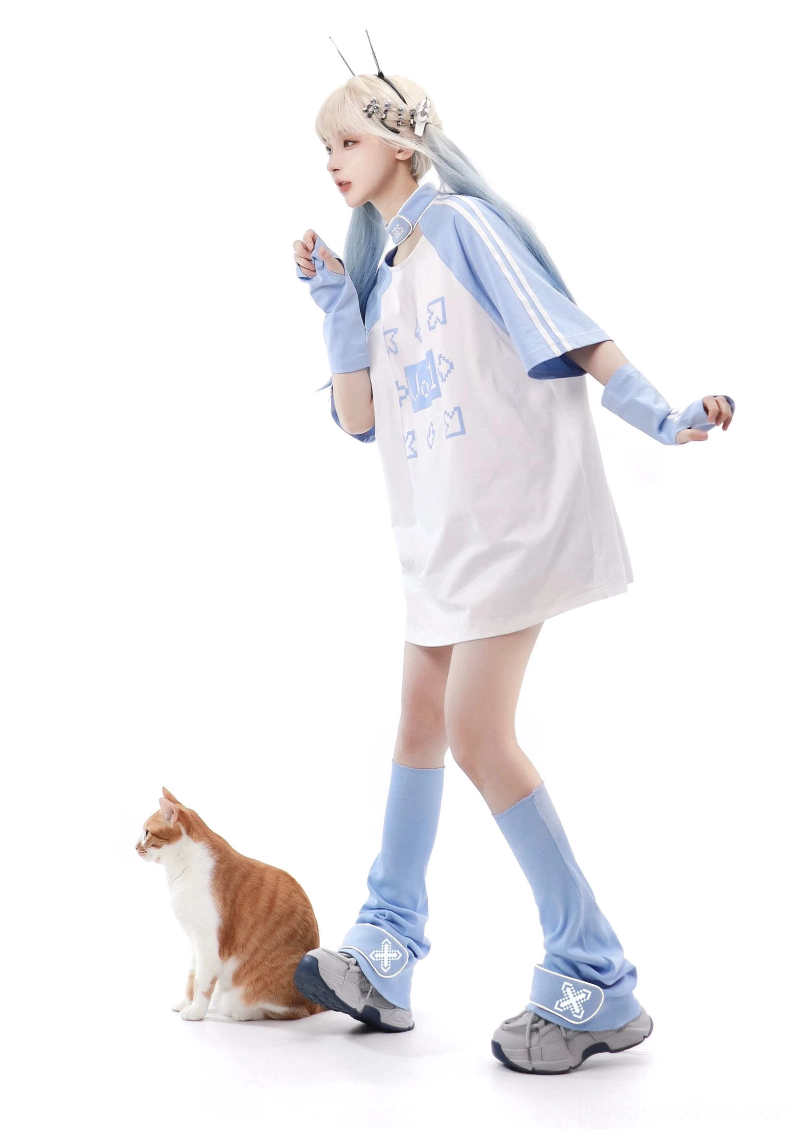 Elastic waistband oversized shorts Tenshi Kaiwai athletic silhouette mid-thigh length bottoms detail