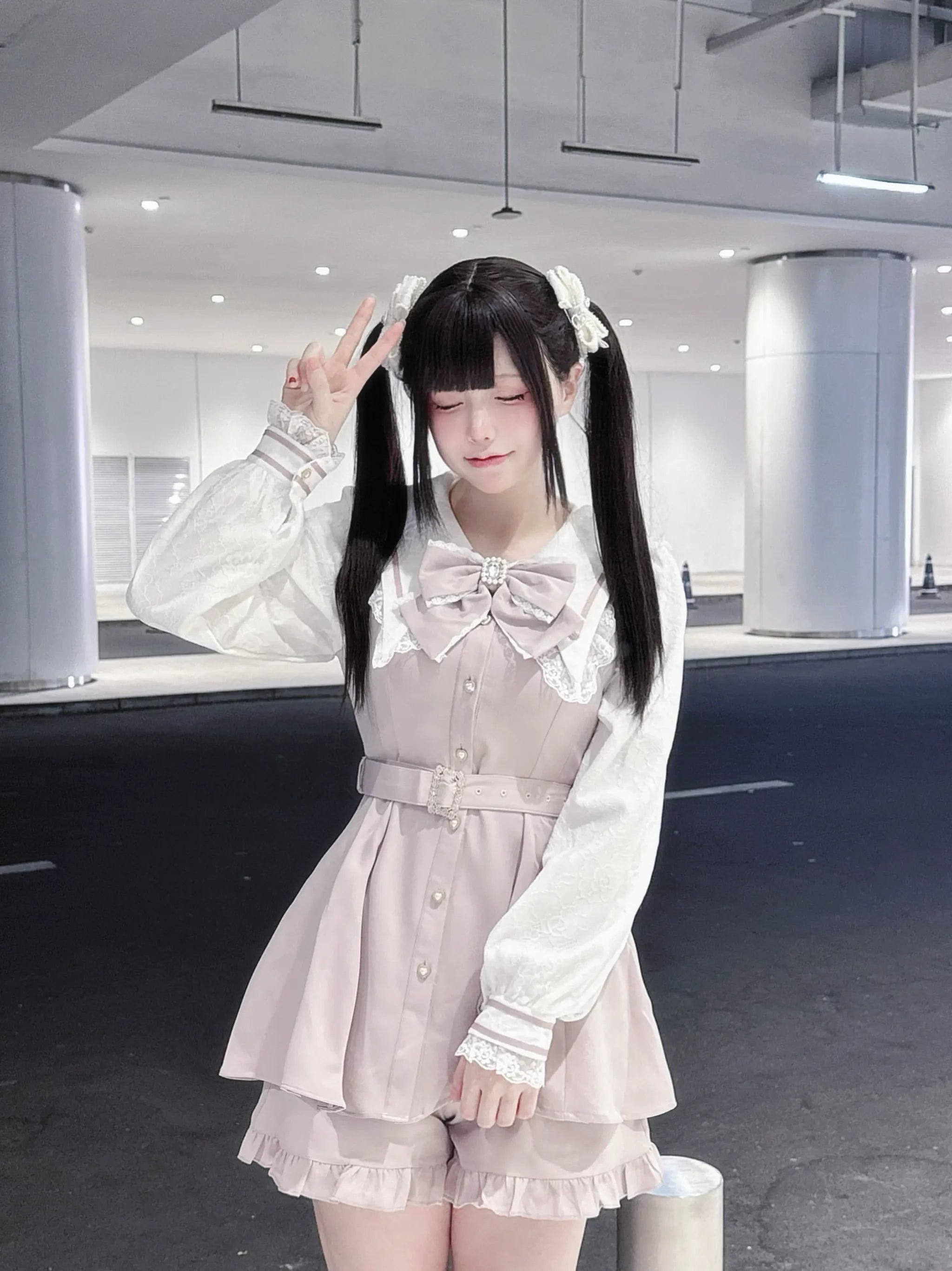 Gray pink long sleeve Jirai Kei waist-cinching dress shorts soft color variant