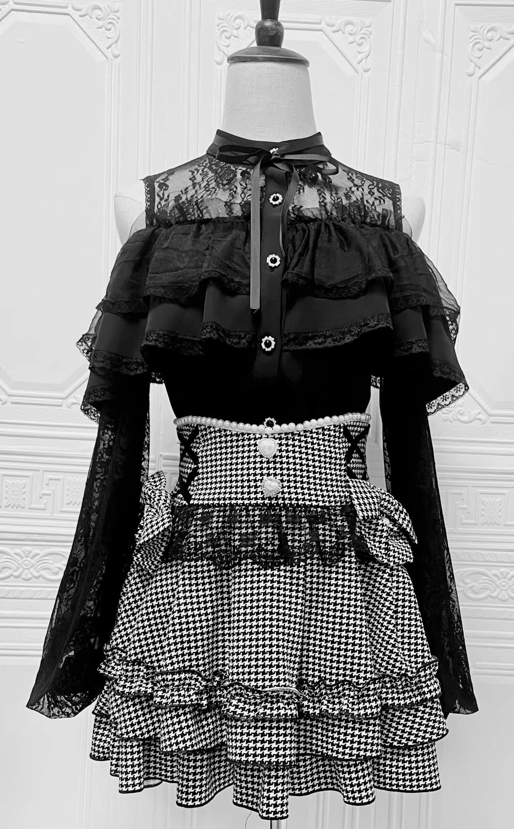 Jirai kei aesthetic ruffle mini skirt in black showing 4-way stretch lining and ultra-soft fabric quality, product construction details
