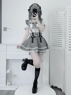 Black-white gingham maid Jirai Kei suspender skirt set with lace trims indoor selfie shot from oblique front angle