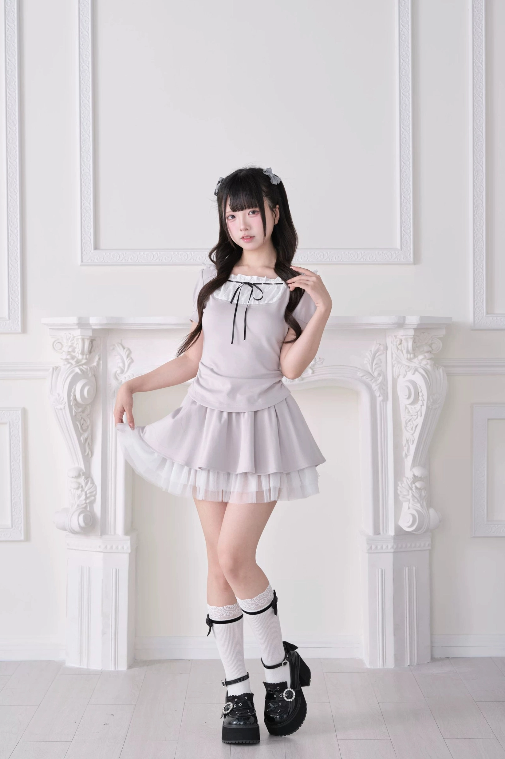 Gray Jirai Kei tulle skirt and hoodie two-piece set front full body model view with white tulle hem layering detail