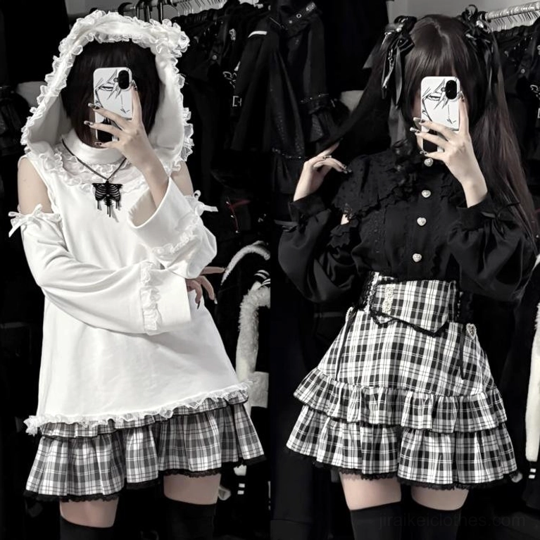 Gray-white plaid tiered mini skirt with white hooded top, full-body front mirror selfie in dark fitting room showing complete Jirai Kei coordinate
