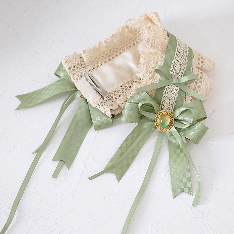Green Jirai Kei lace brooch clasp accessory with romantic vintage detailing, metalwork construction, versatile fastening piece for styling alternative outfits