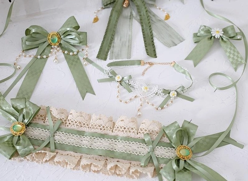Green Jirai Kei aesthetic sleeve arm cuff featuring romantic lace edging, vintage satin bow detailing, coordinating wrist accessory for complete alternative fashion styling