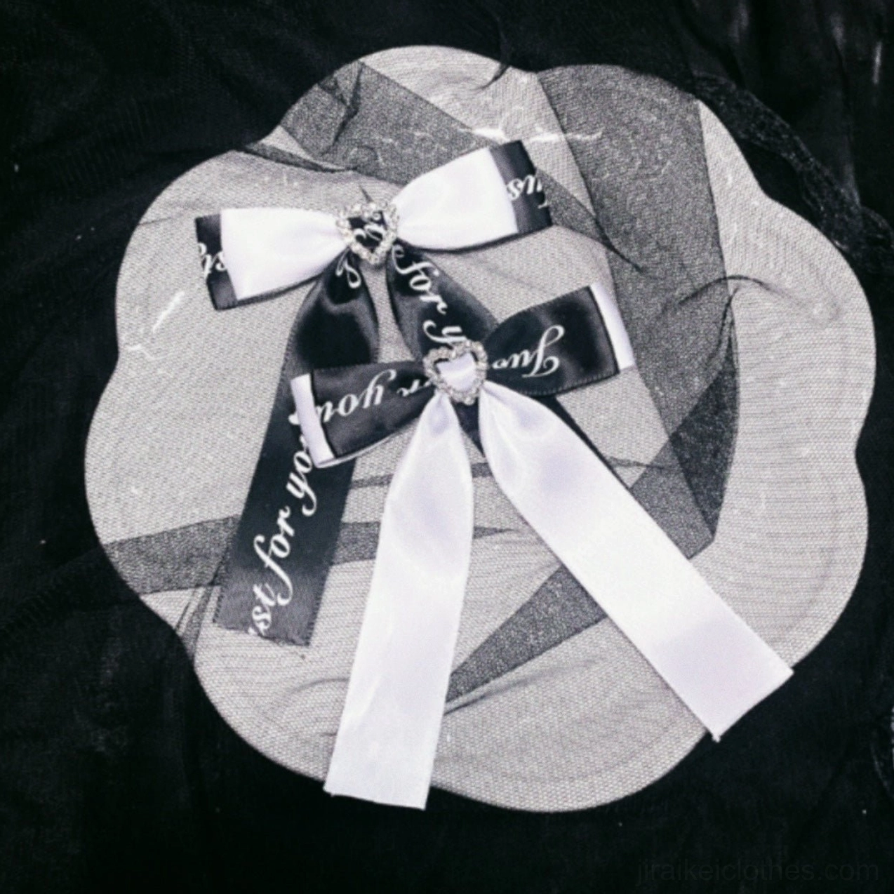 Jirai Kei 10cm small bow hair clip with bold black and white heart rhinestone center and structured silhouette