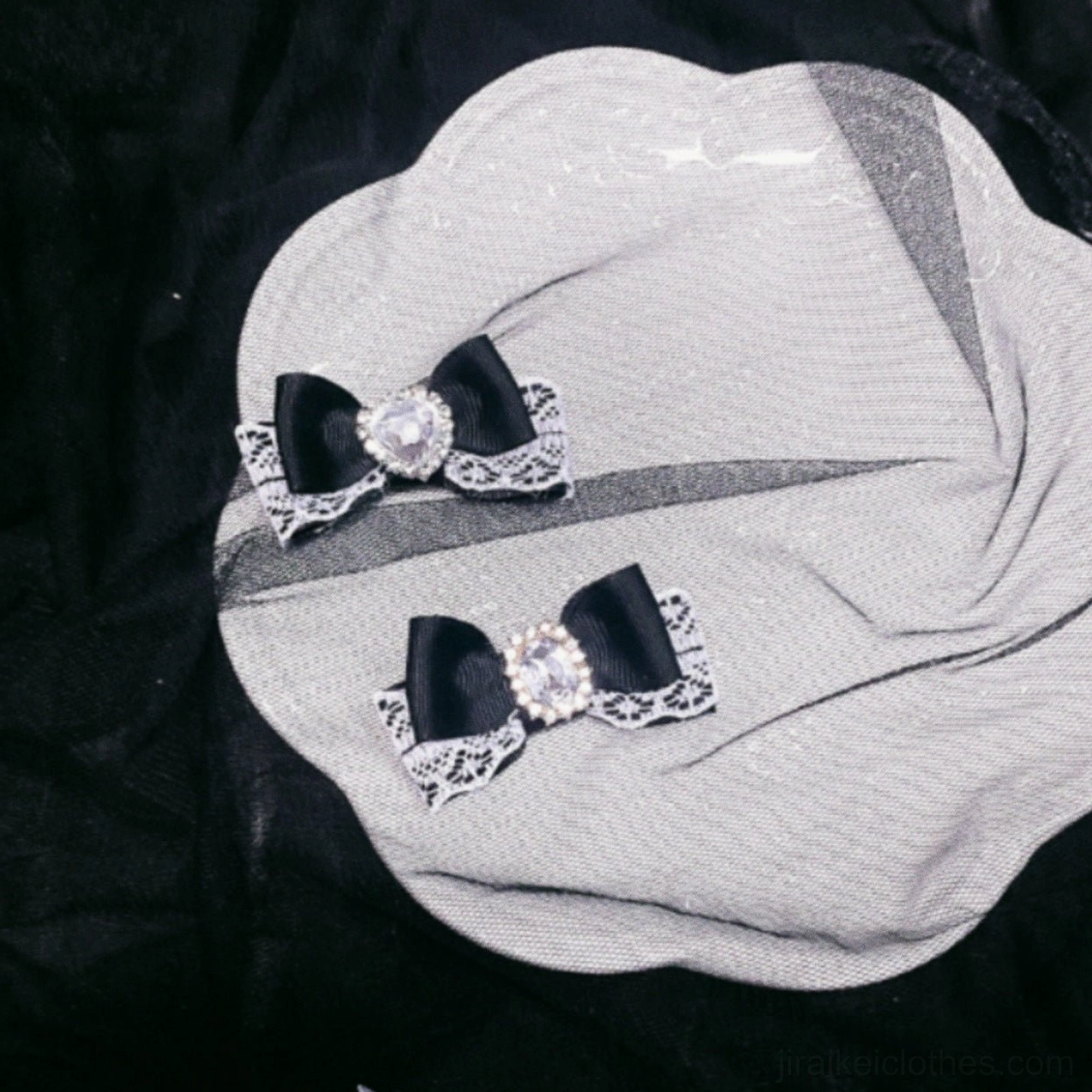 Jirai Kei 8cm small hairpin with love rhinestone heart center and compact design for minimalist styling