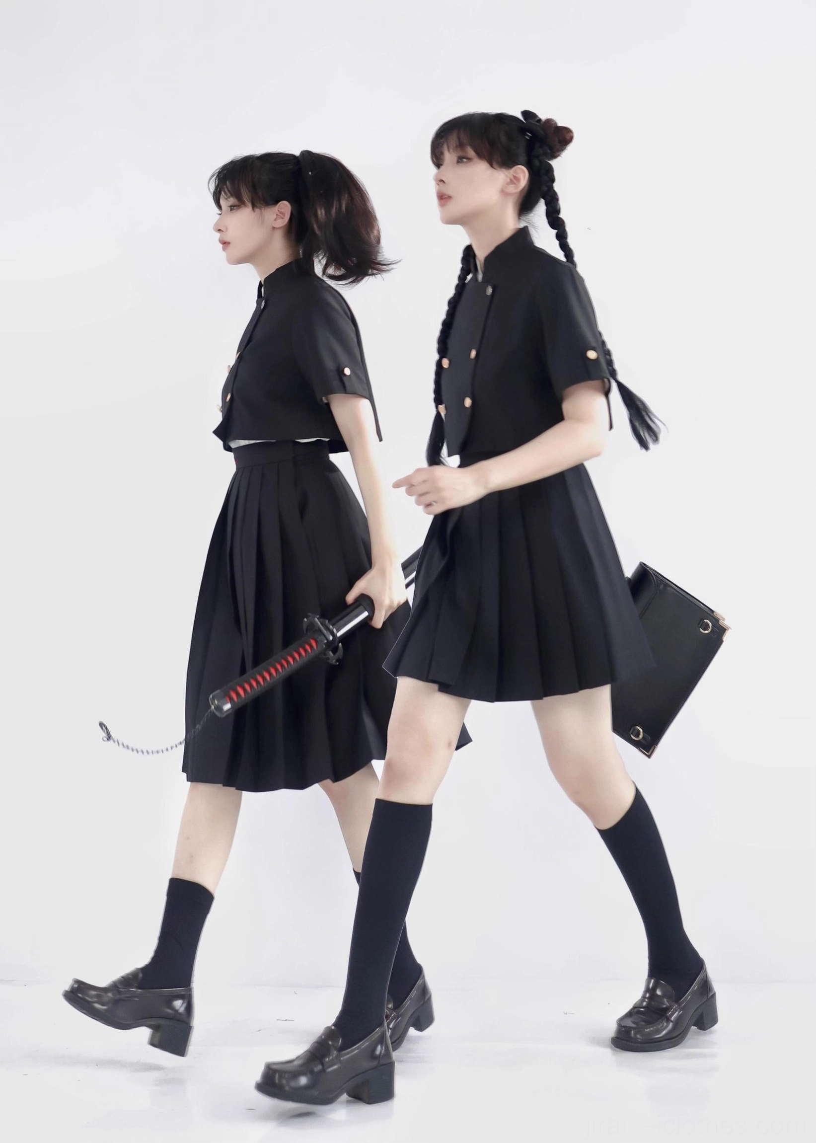 Jirai Kei black cropped top uniform dual-model side walking studio pleated skirt lengths holding samurai swords