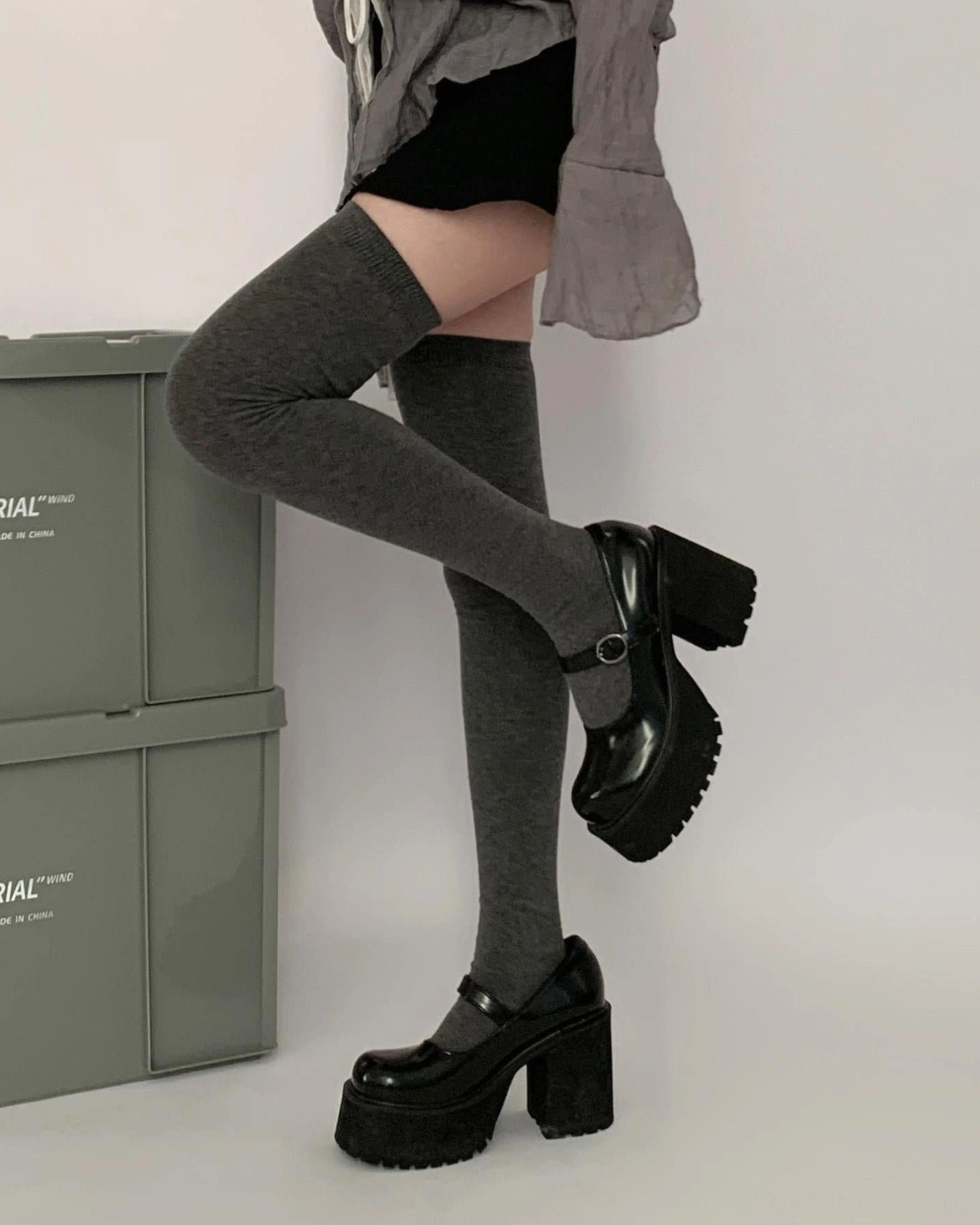 Black and dark grey mixed color thigh-high socks set Jirai Kei versatile styling combination