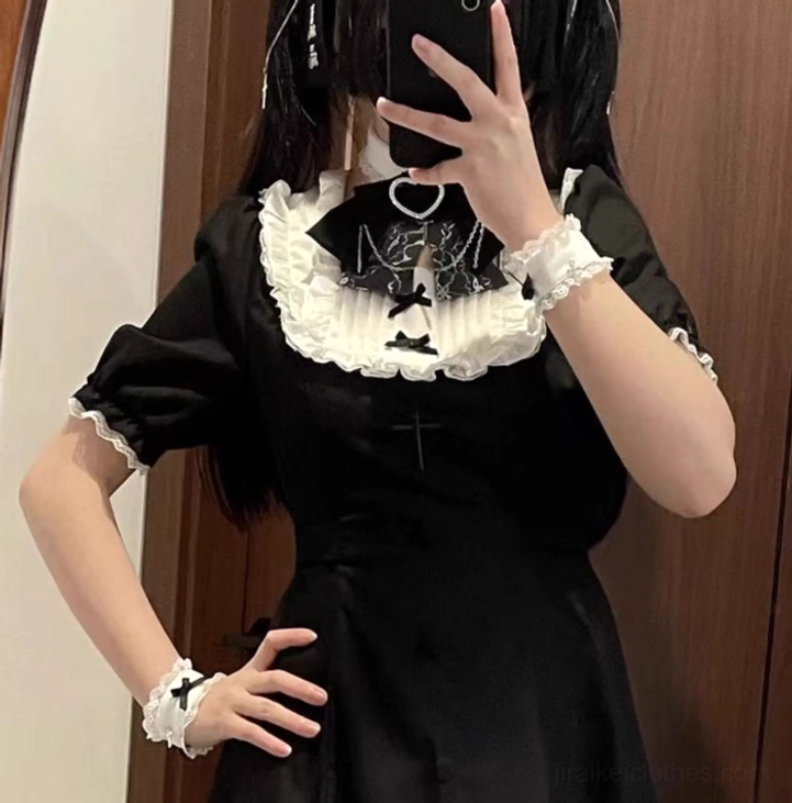 Black Jirai Kei dress shorts set with short sleeves heart brooch and thigh-high stockings side mirror view