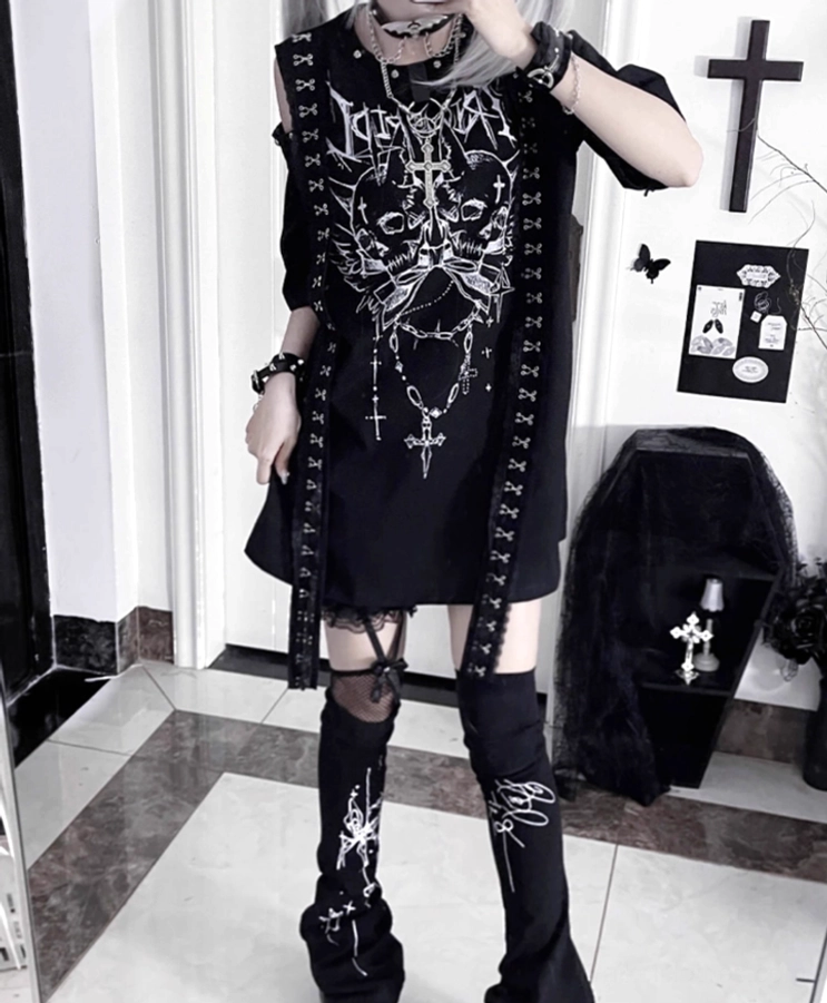 Black cold-shoulder jirai kei t-shirt gothic graphic print half-body shot with printed thigh-highs styling