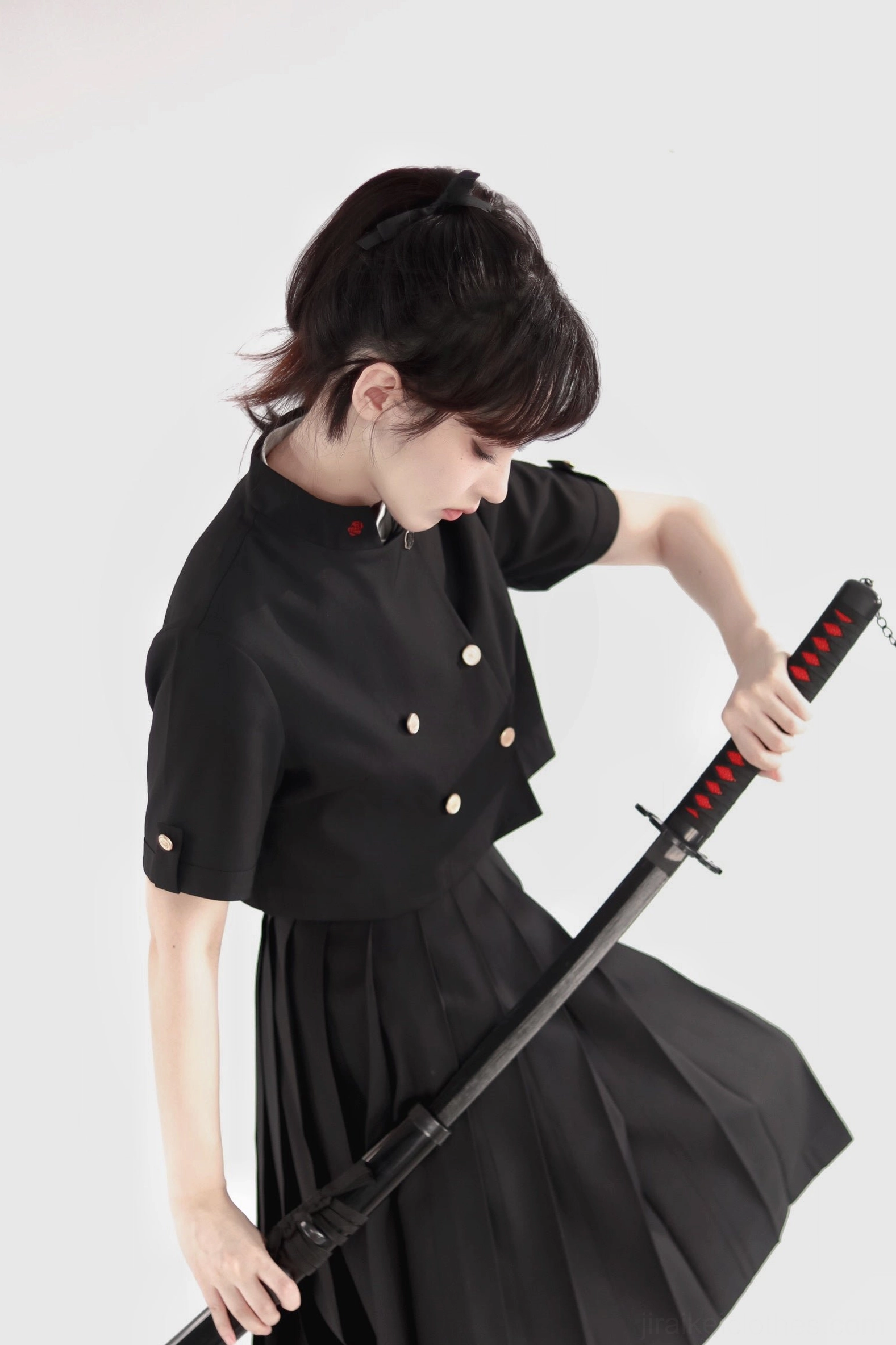 Jirai Kei black pleated skirt crisp pleating side zipper construction close-up detail photograph