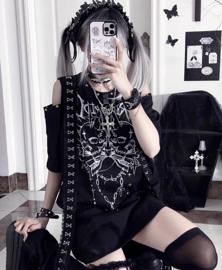 Black and purple jirai kei cold-shoulder skull print t-shirt product flat lay detail view