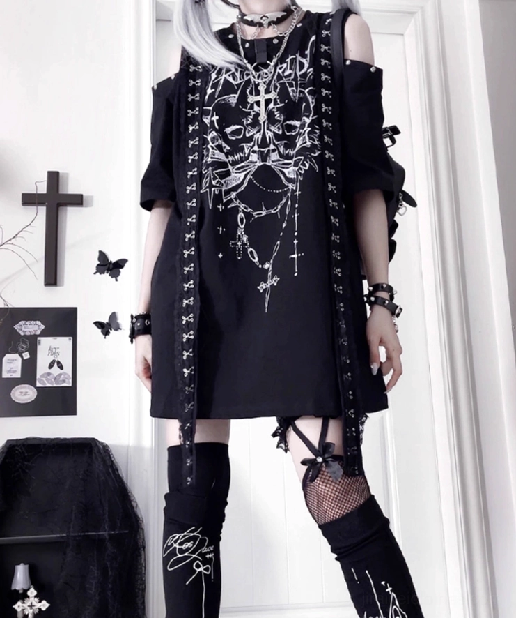 Black jirai kei cold-shoulder t-shirt detailed gothic skull print with printed thigh-high socks full-body
