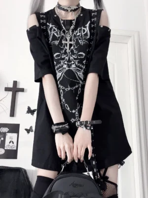 Black and white gothic skull print cold-shoulder jirai kei t-shirt half-body styling with layered necklaces