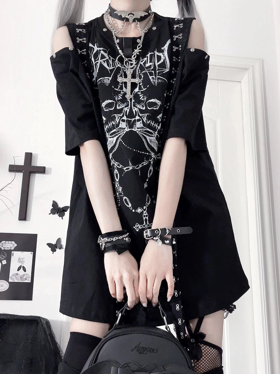 Black and white gothic skull print cold-shoulder jirai kei t-shirt half-body styling with layered necklaces