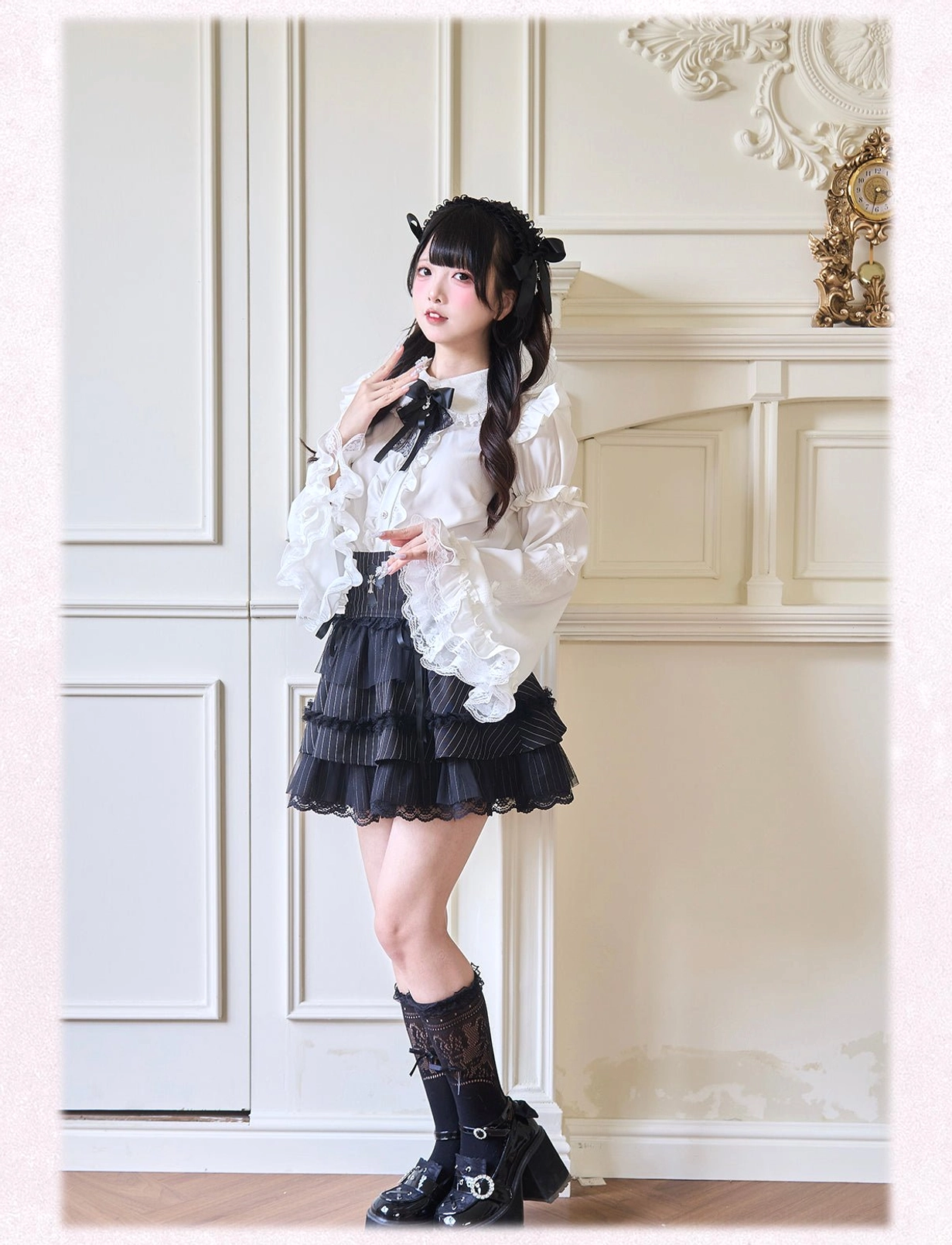 Jirai Kei blouse sizing guide and dimension measurements in centimeters and inches for M and L sizes with flat lay presentation