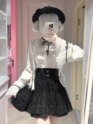 Full-body front mirror selfie of jirai kei heart-buckle blouse and lace flared sleeve a-line skirt set with double heart rhinestone bows worn by white-haired model with black bowler hat and lace-trimmed socks