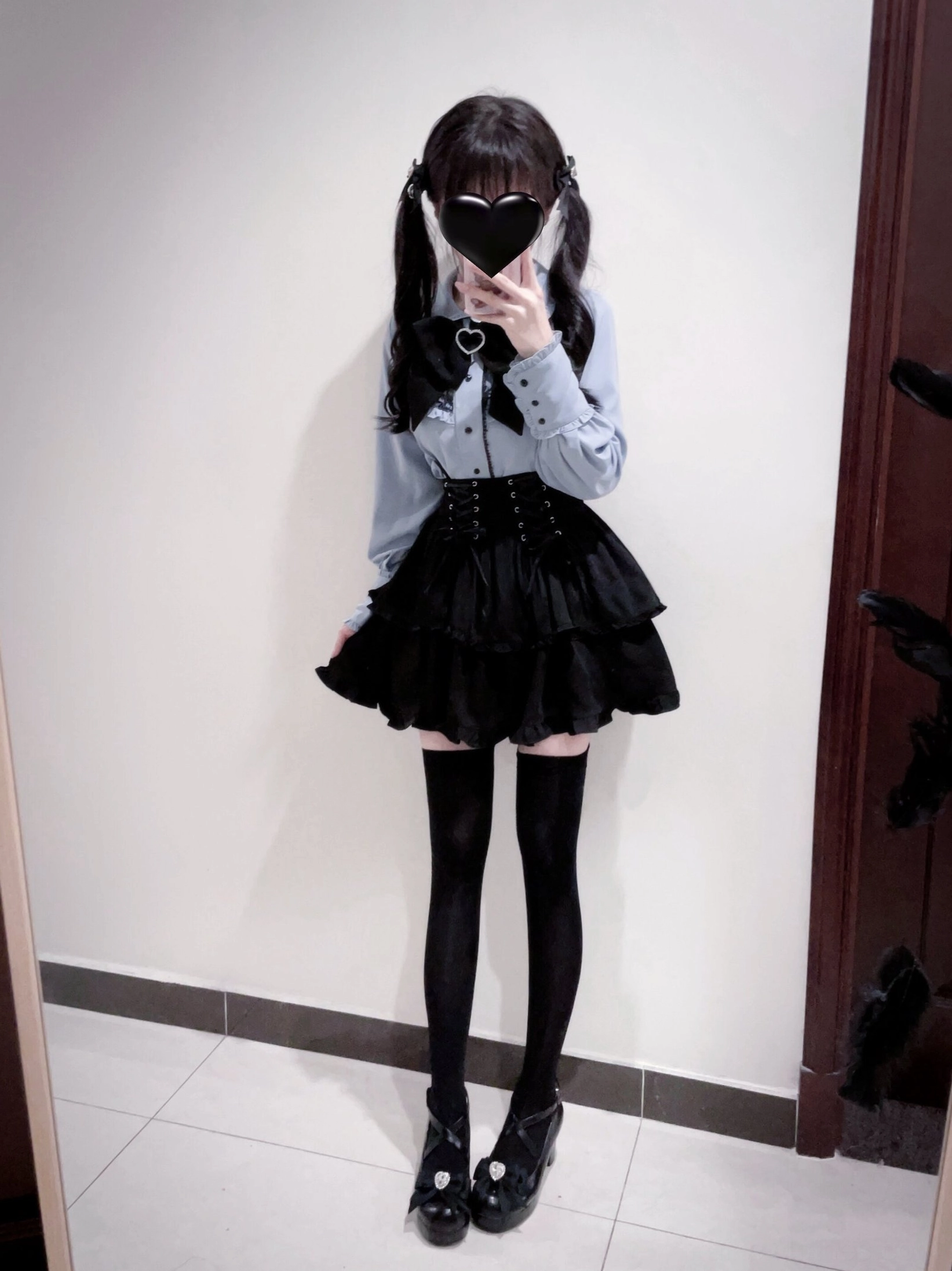 Jirai Kei blouse and skirt combination photograph demonstrating versatile styling with different sleeve options and complete two-piece set coordination