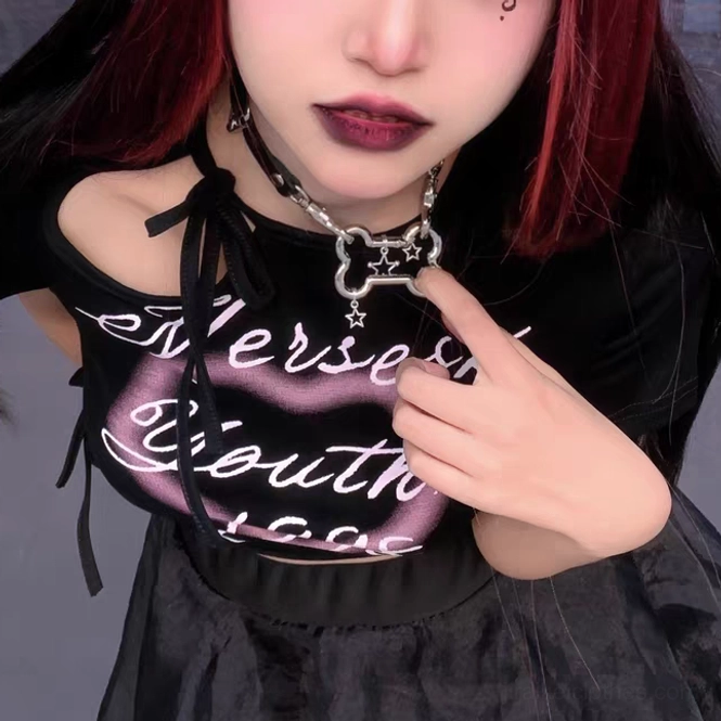 Jirai Kei bone and star pendant choker necklace with adjustable fit and lobster claw clasps detail view