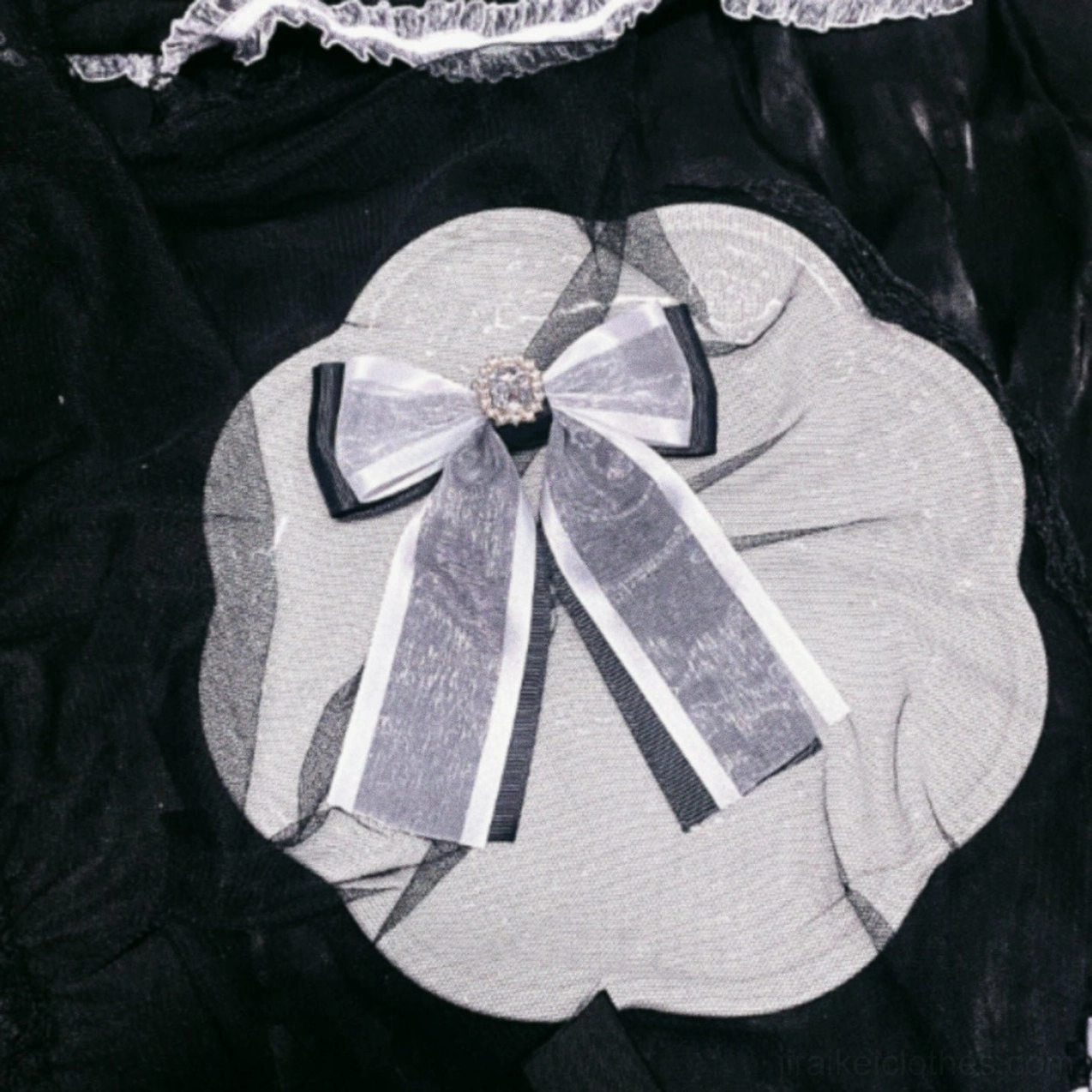 Jirai Kei black and white bow hair clip styling guide showing outfit coordination and fashion pairing inspiration