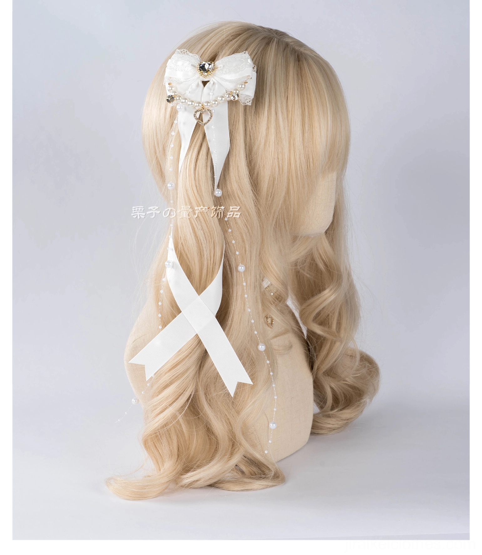 Jirai Kei bow hair clips alternative styling showing single clip half-up hair arrangement and casual wear option