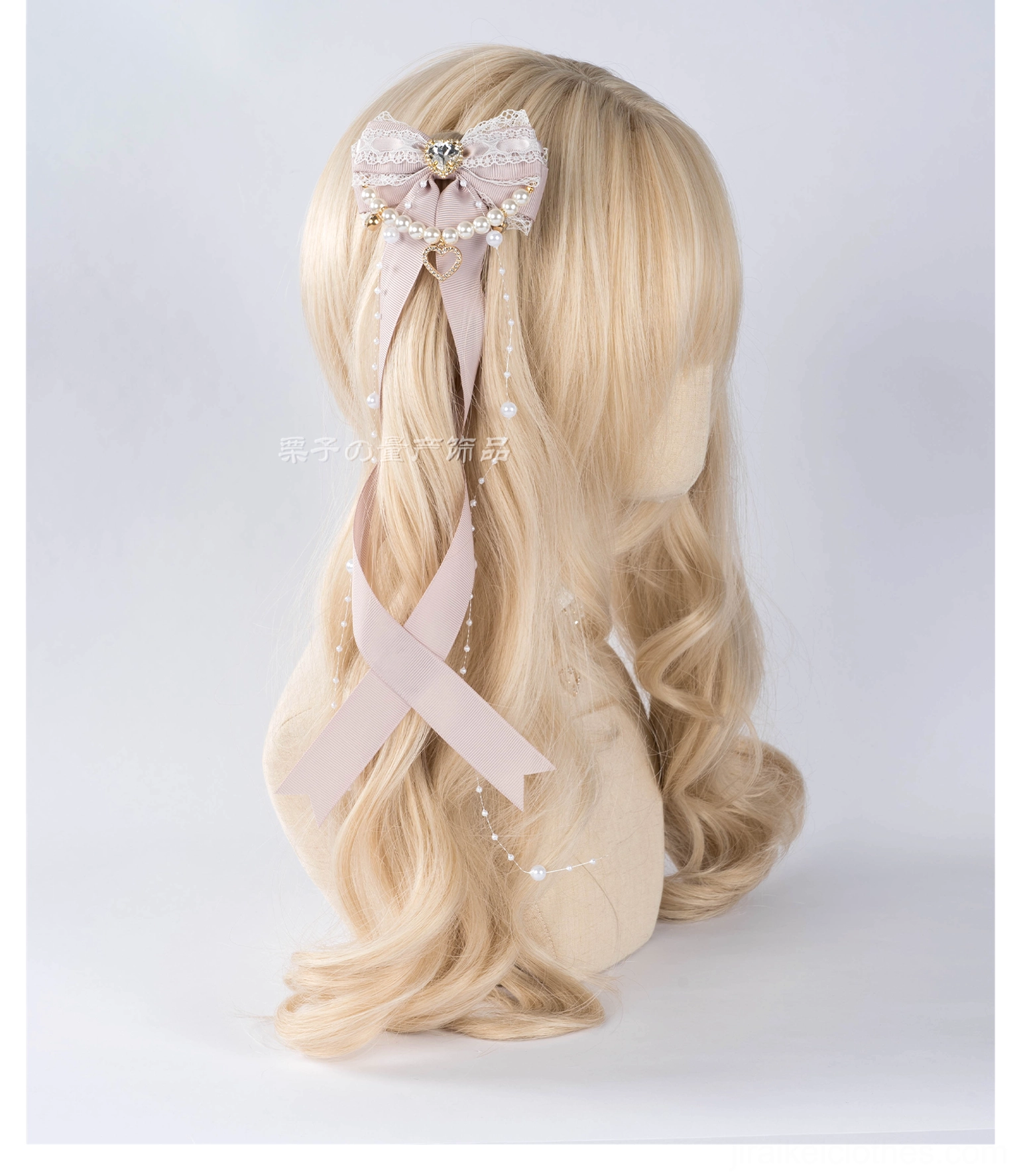 Jirai Kei bow hair clip pair showing contrast between left and right clip design and uniform pearl chain distribution