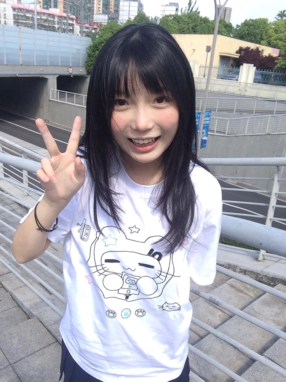 Size and color comparison of Jirai Kei cat headset graphic cotton T-shirt in white and navy blue colorways