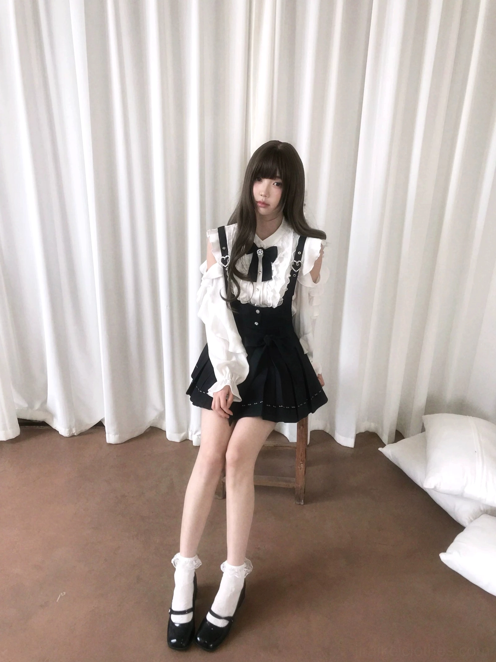 Jirai Kei two-piece set complete styling white socks black Mary Jane shoes off-shoulder blouse pleated suspender skirt indoor background