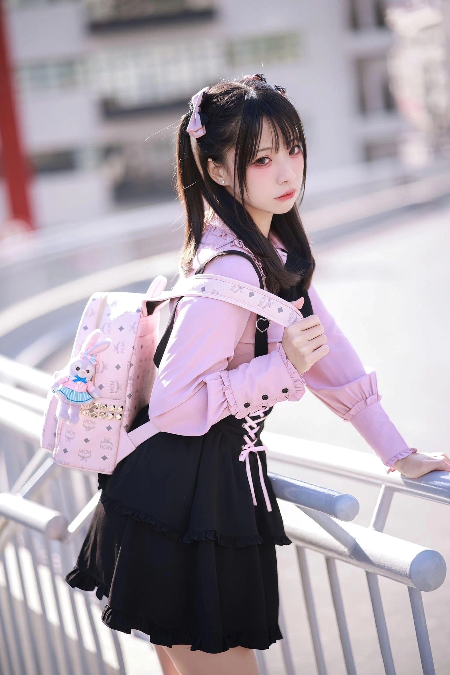 Jirai Kei coordinate styling example showing blouse and skirt ensemble with recommended accessories including bow clips, chains, and heart-shaped buckles