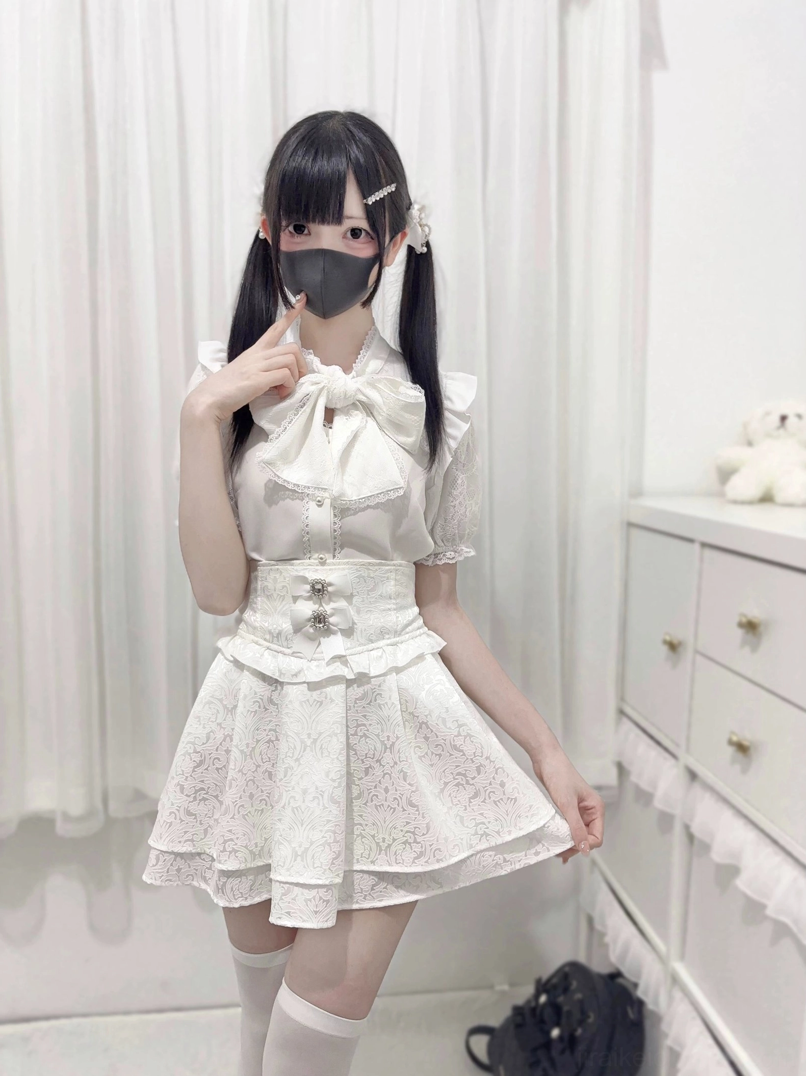 Jirai Kei double-layer ruffled skirt movement demonstration flared hem dynamic styling full-body shot