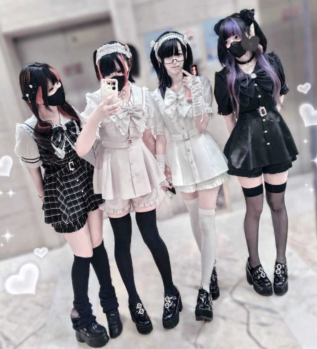 Multiple Jirai Kei waist-cinching two-piece dress shorts sets in different colors styles group display four models corridor